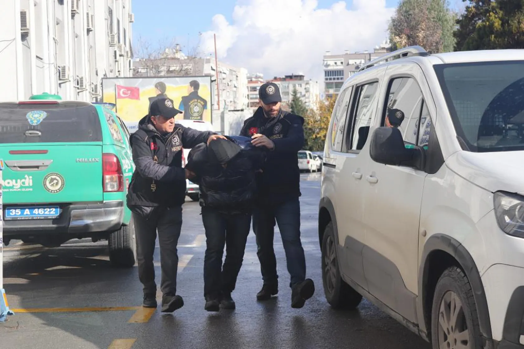 Duvarı kırıp 35 yıllık komşusunun eşyalarını çalmıştı, 'Alkolün etkisindeydim' dedi