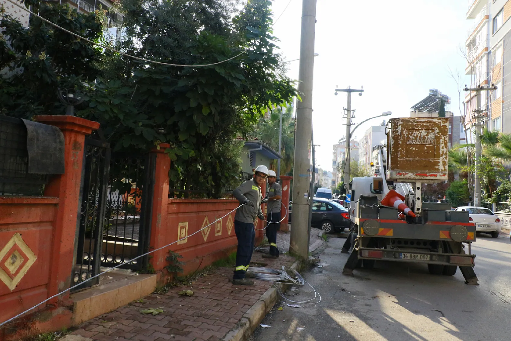 Ağaç budarken bütün mahallenin elektriğini kesti, elektronik cihazlarını yaktı