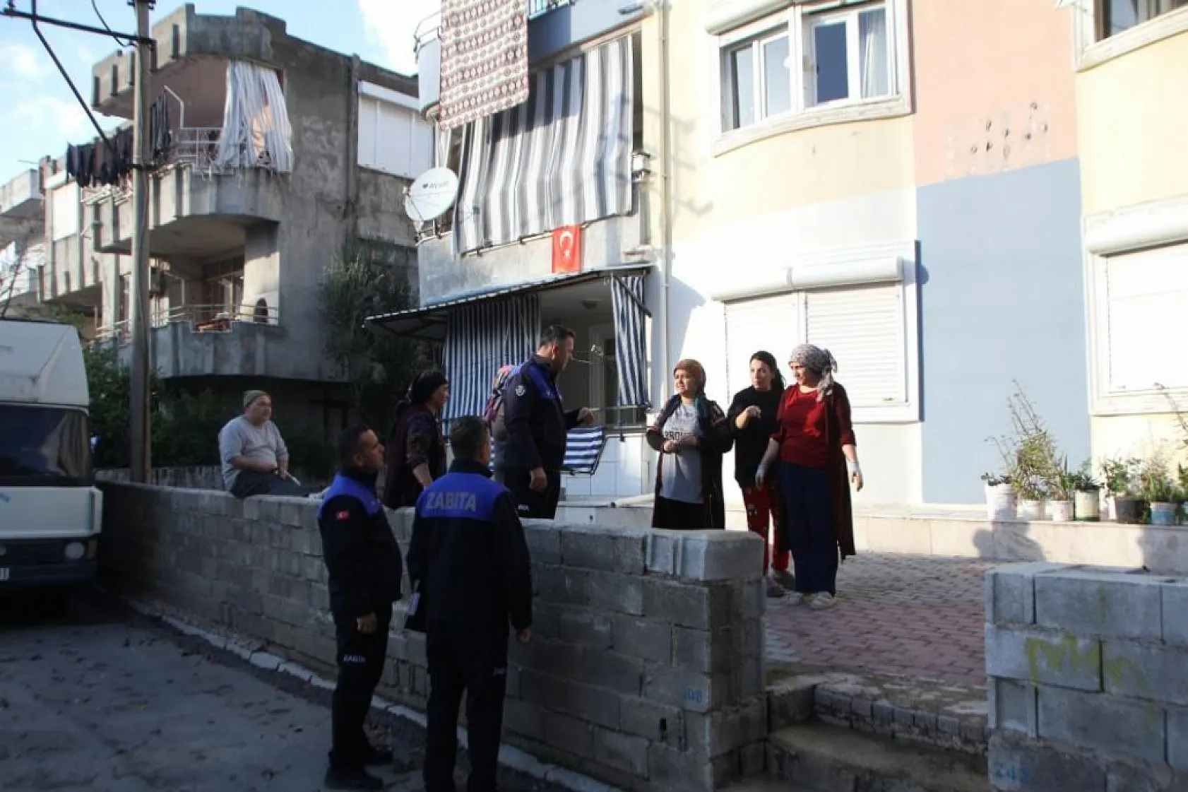 Yaşlı kadının evinden 2 kamyon dolusu çöp çıktı