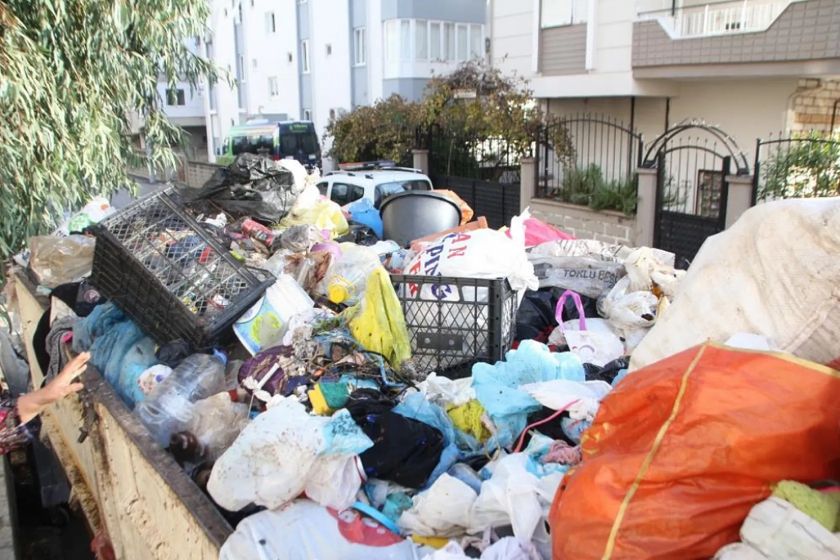 Yaşlı kadının evinden 2 kamyon dolusu çöp çıktı