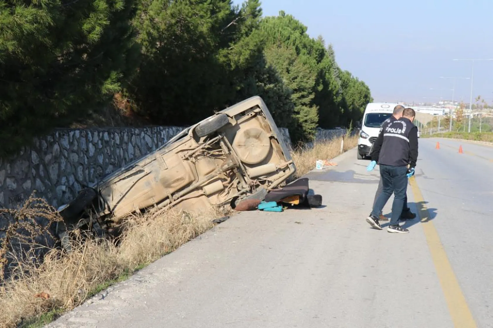 Refüjü aşan otomobil, karşı şeritteki istinat duvarına çarptı: 1 ölü, 1'i ağır 2 yaralı