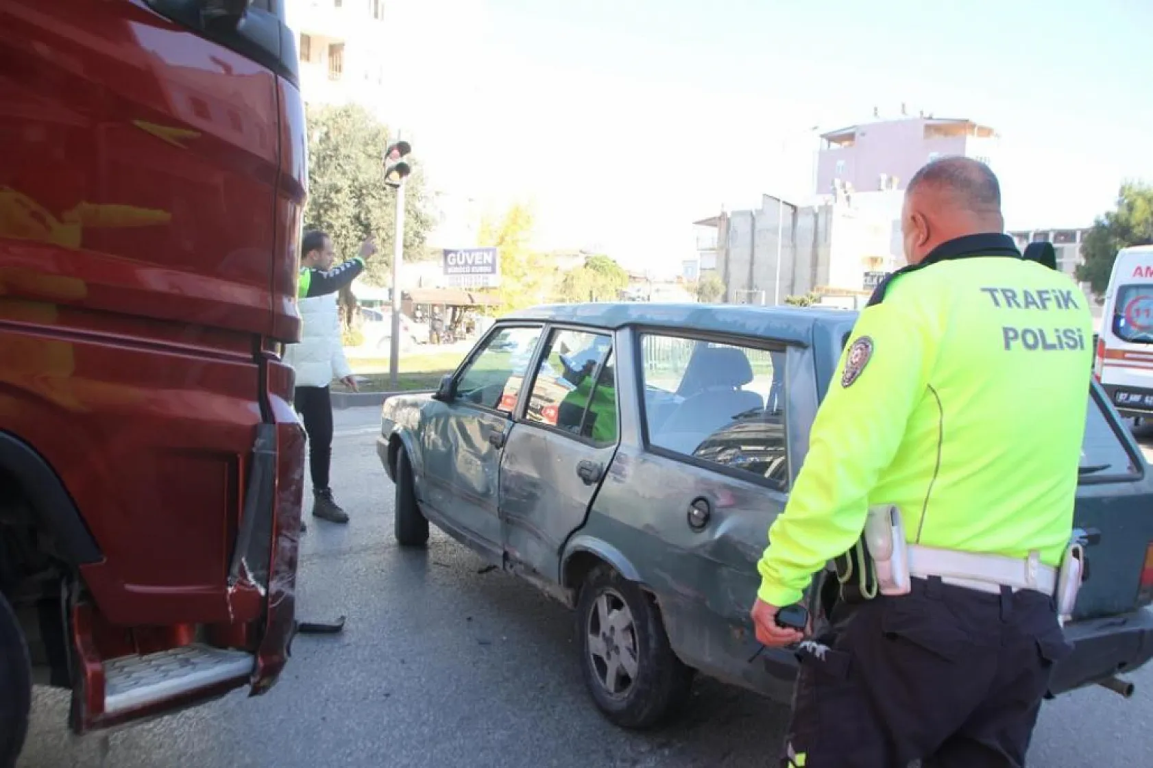 Babasının kaza yaptığını öğrenen oğlu paniğe kapılınca yayaya çarptı