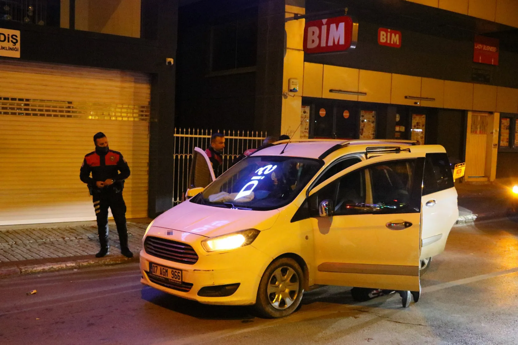 Polisi görünce yol ortasında bırakıp kaçtıkları araçtan uyuşturucu çıktı