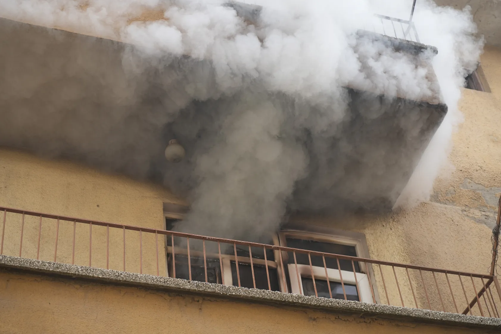 Elektrikli şofben evi yaktı, 4 kişi dumandan etkilendi