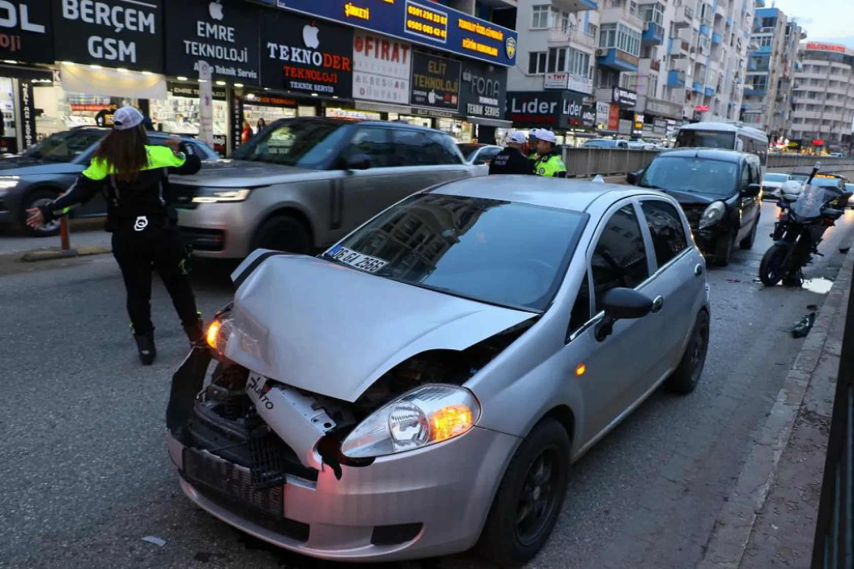 3 aracın karıştığı zincirleme kazada 1 kişi yaralandı