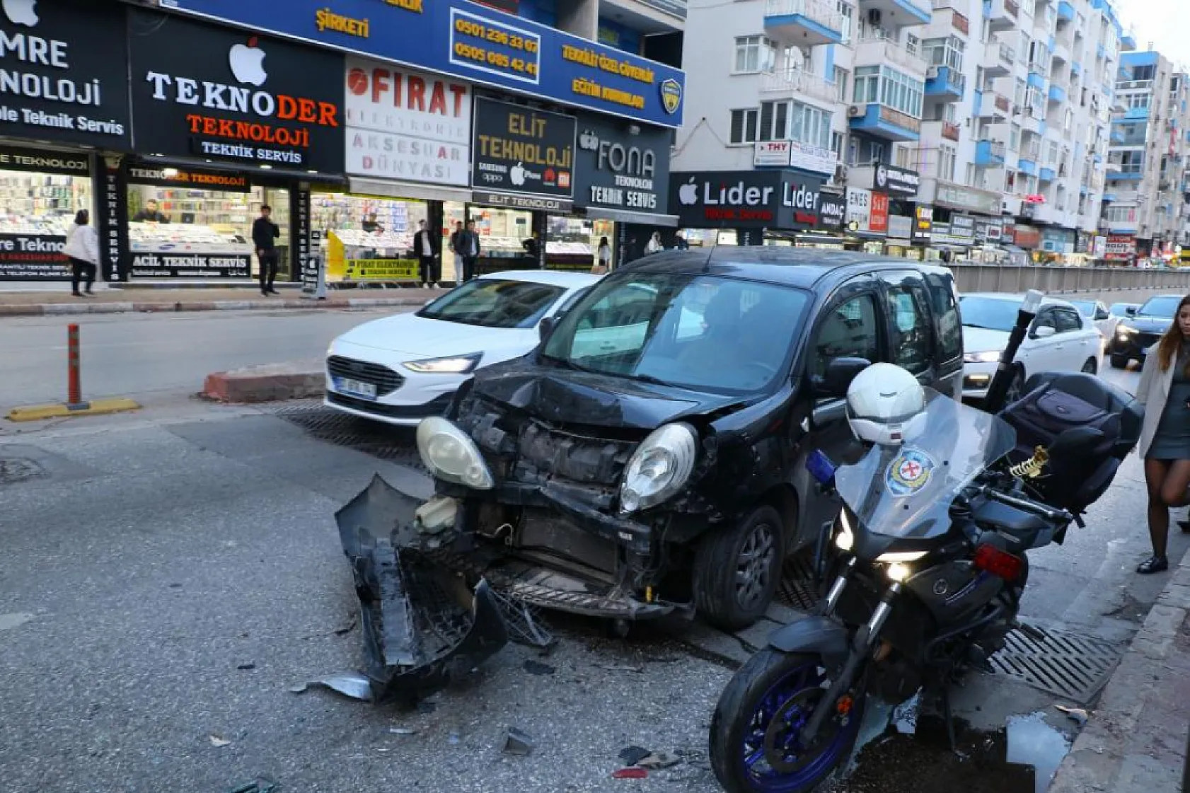 3 aracın karıştığı zincirleme kazada 1 kişi yaralandı