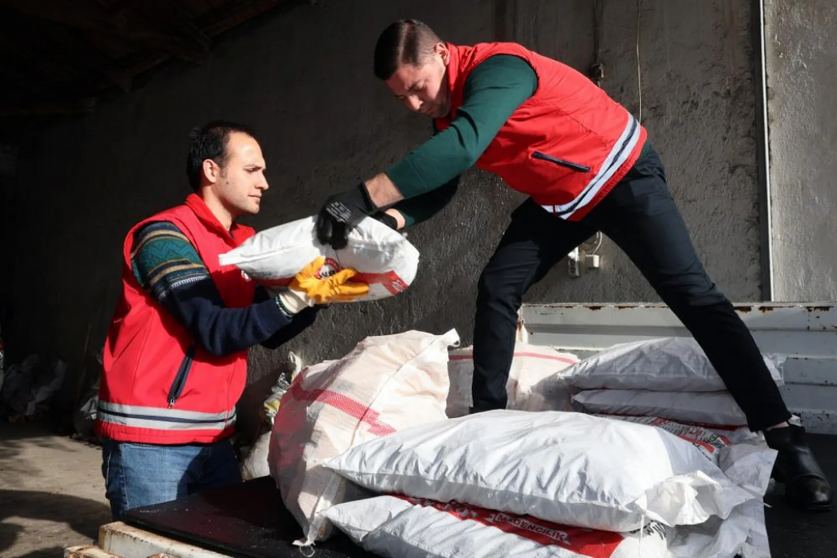 Menteşe Belediyesi'nden ihtiyaç sahiplerine yakacak yardımı