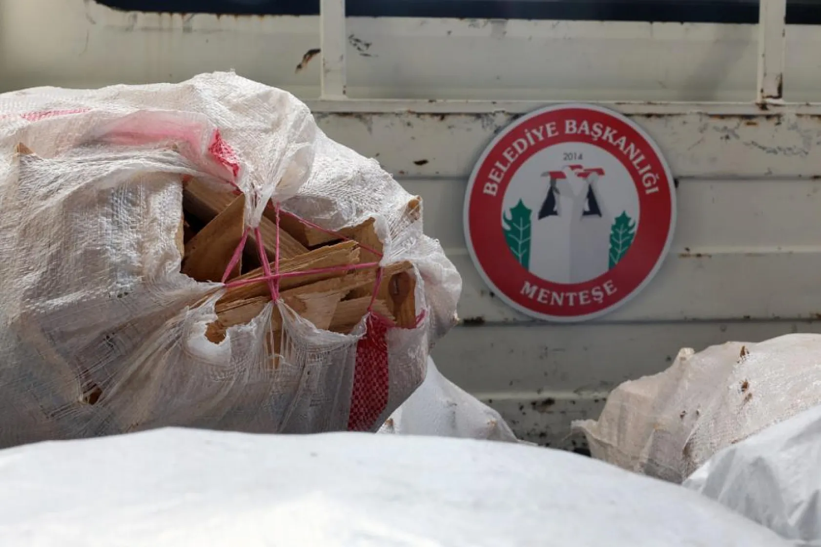 Menteşe Belediyesi'nden ihtiyaç sahiplerine yakacak yardımı