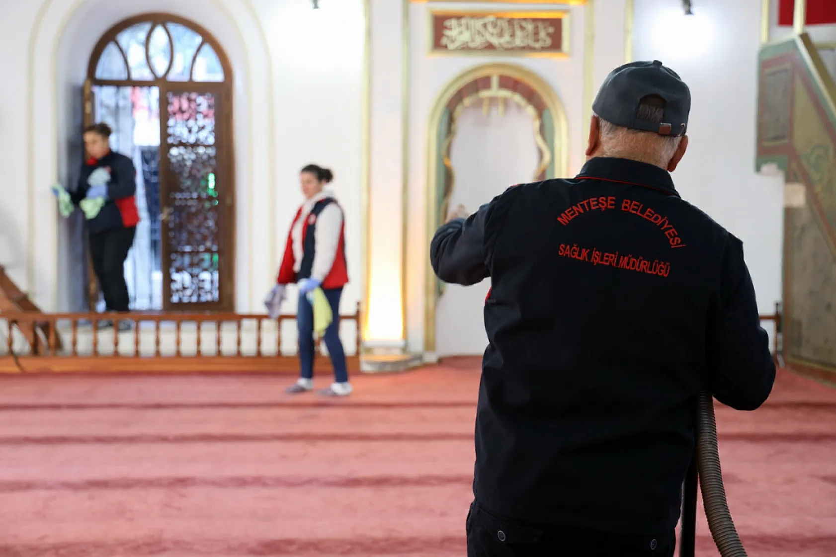 Menteşe Belediyesi 145 cami ve 810 eve temizlik hizmeti verdi
