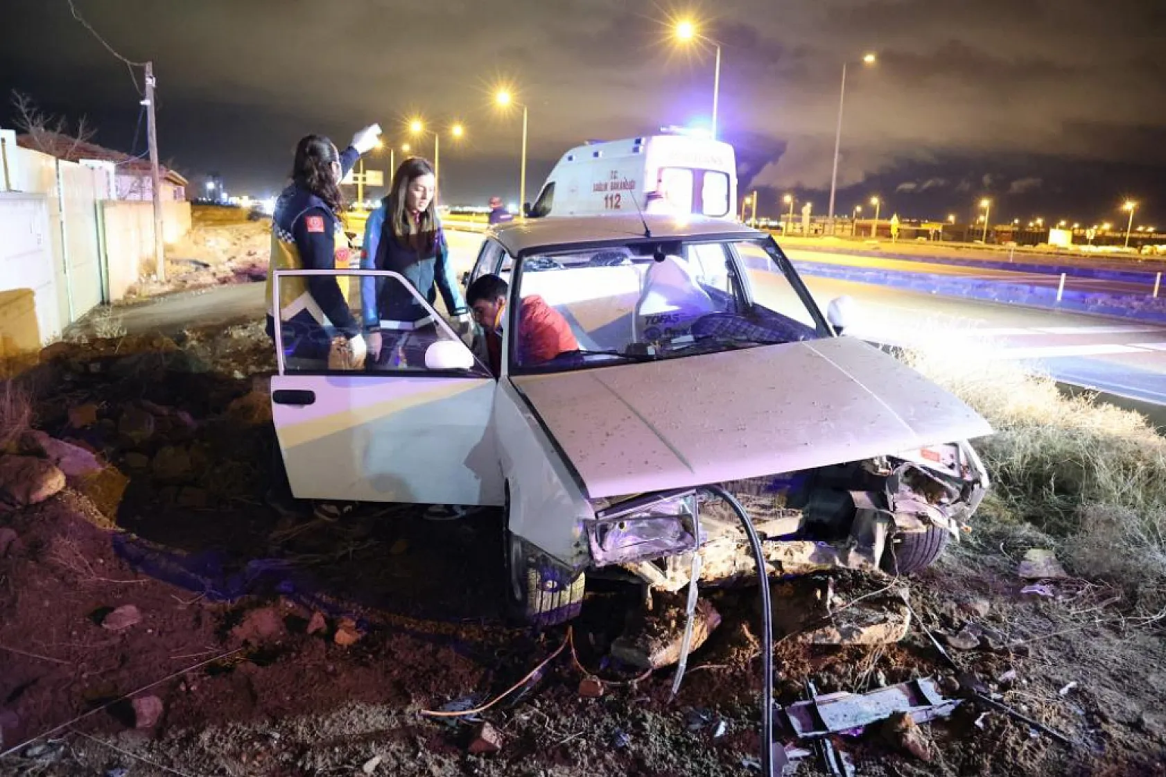 Yoldan çıkan Tofaş otomobil refüje girerek hurdaya döndü: 2 yaralı