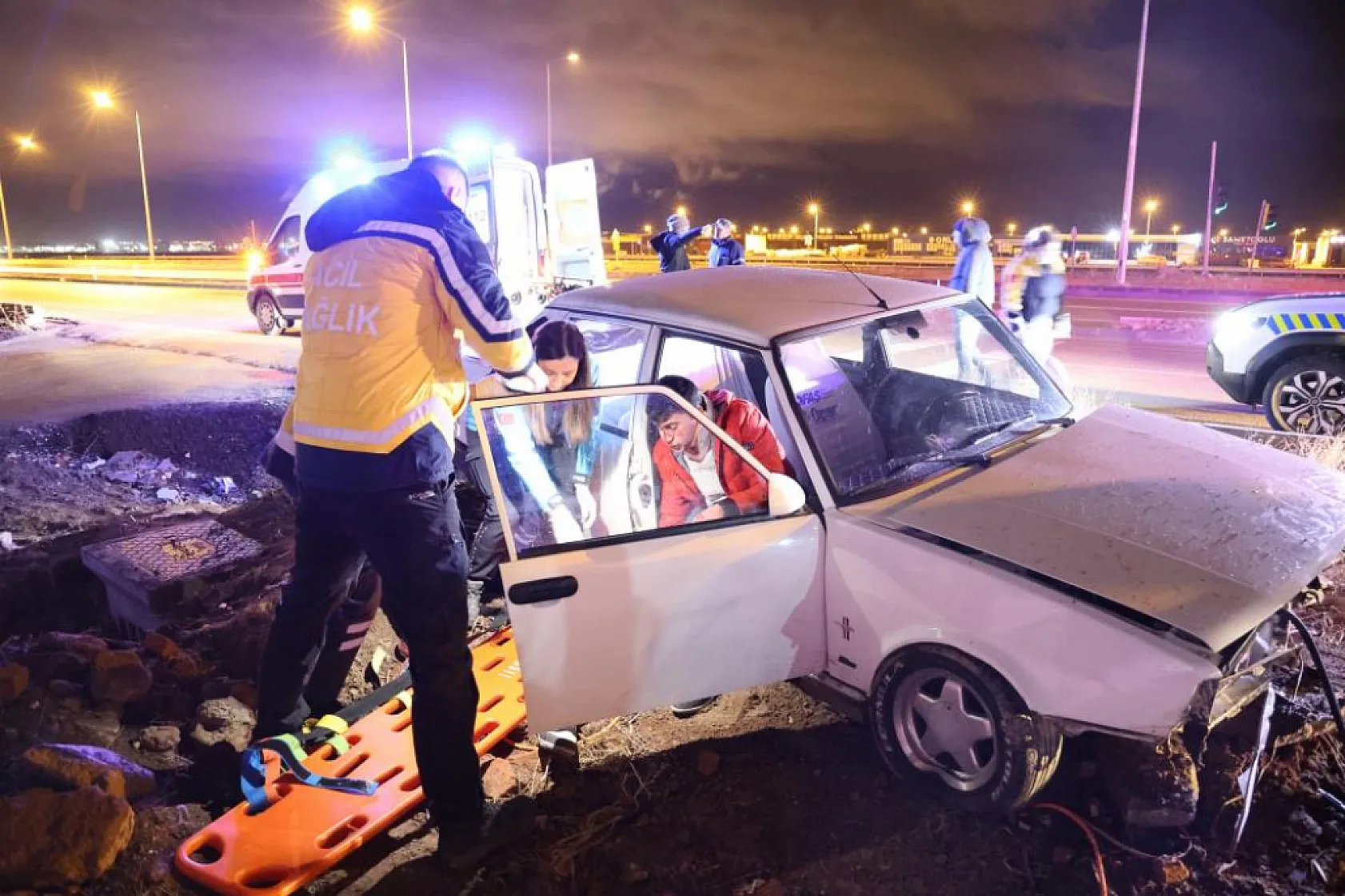 Yoldan çıkan Tofaş otomobil refüje girerek hurdaya döndü: 2 yaralı