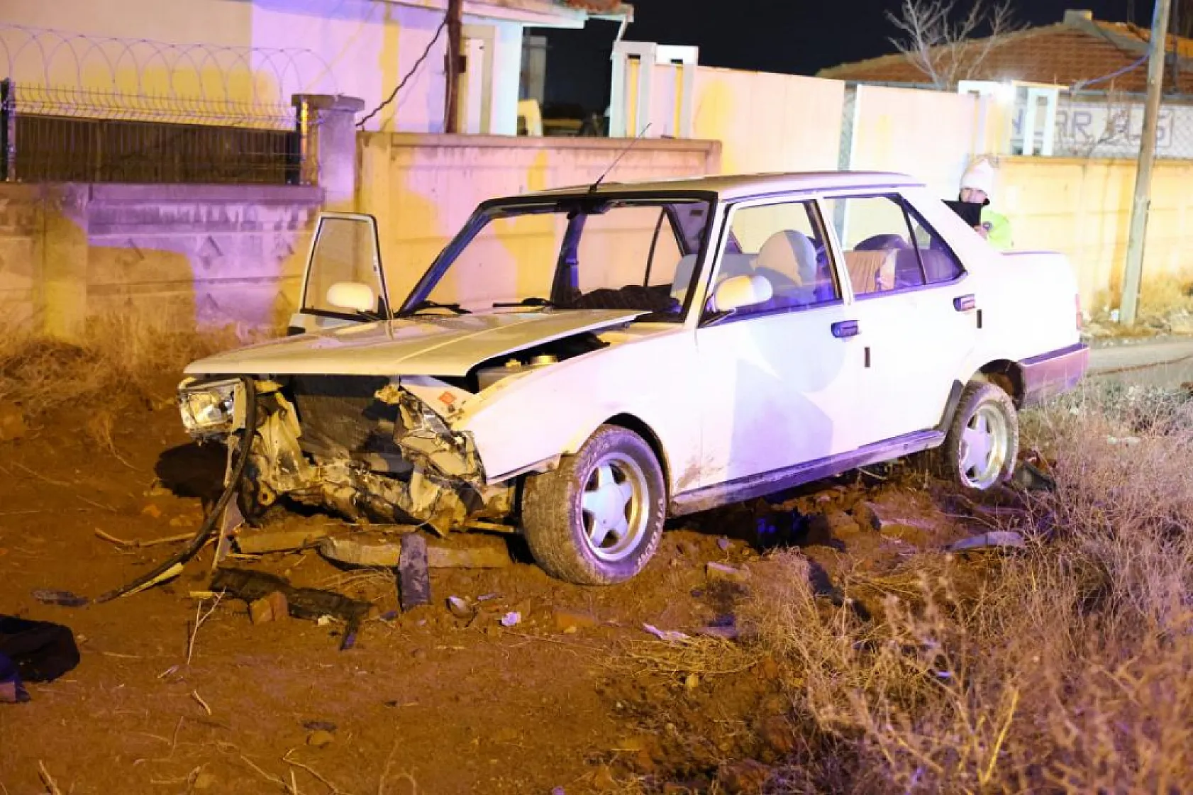 Yoldan çıkan Tofaş otomobil refüje girerek hurdaya döndü: 2 yaralı