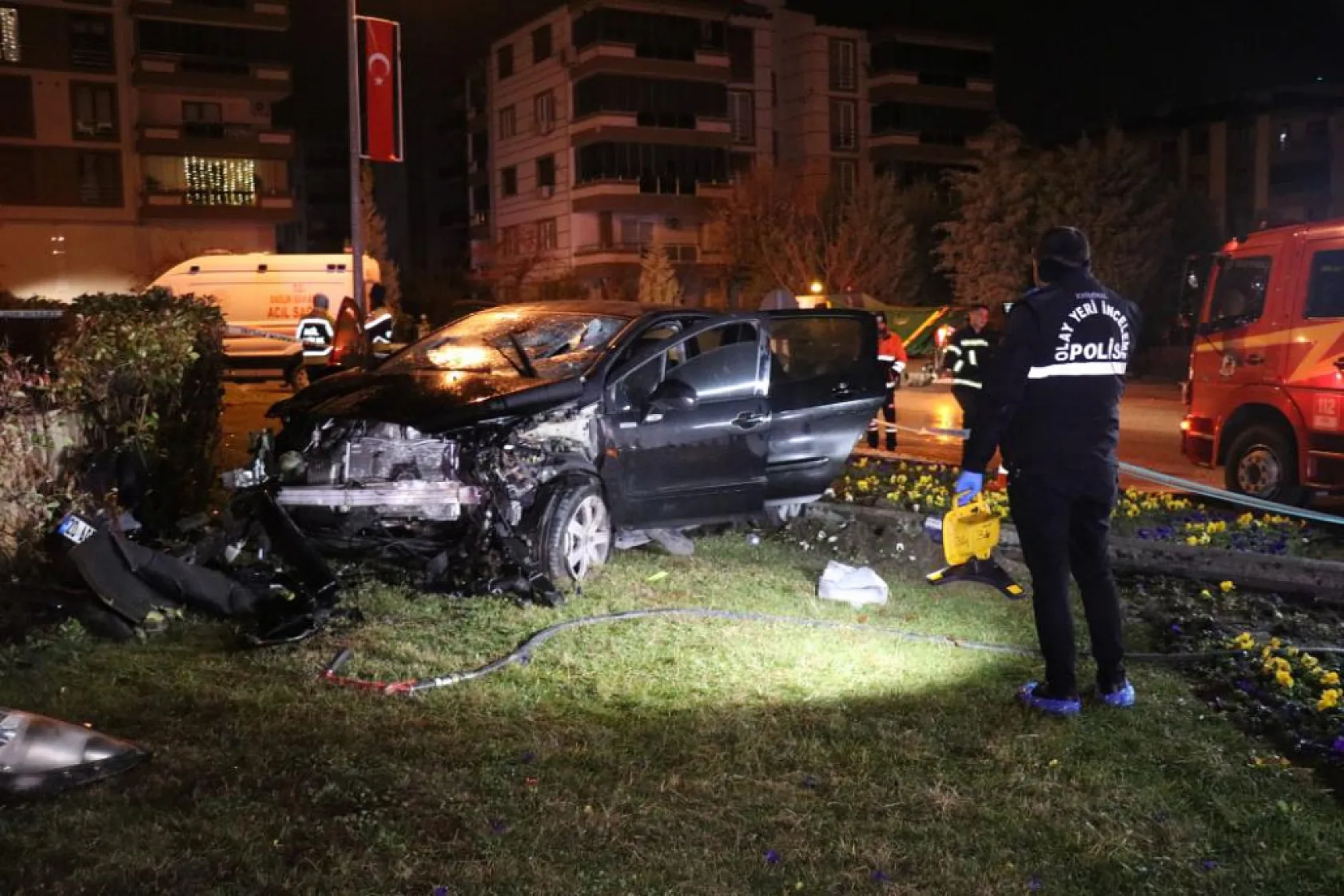 Kavşağa süratli giren otomobil anıt duvarına çarptı: 1 ölü, 1 ağır yaralı