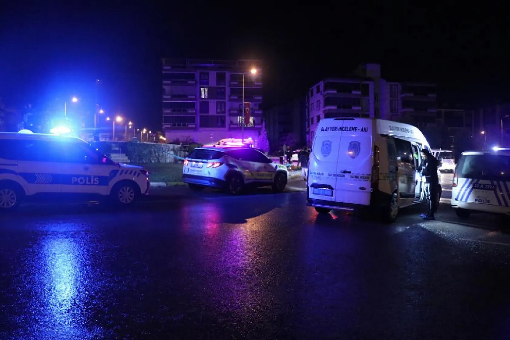 Kavşağa süratli giren otomobil anıt duvarına çarptı: 1 ölü, 1 ağır yaralı