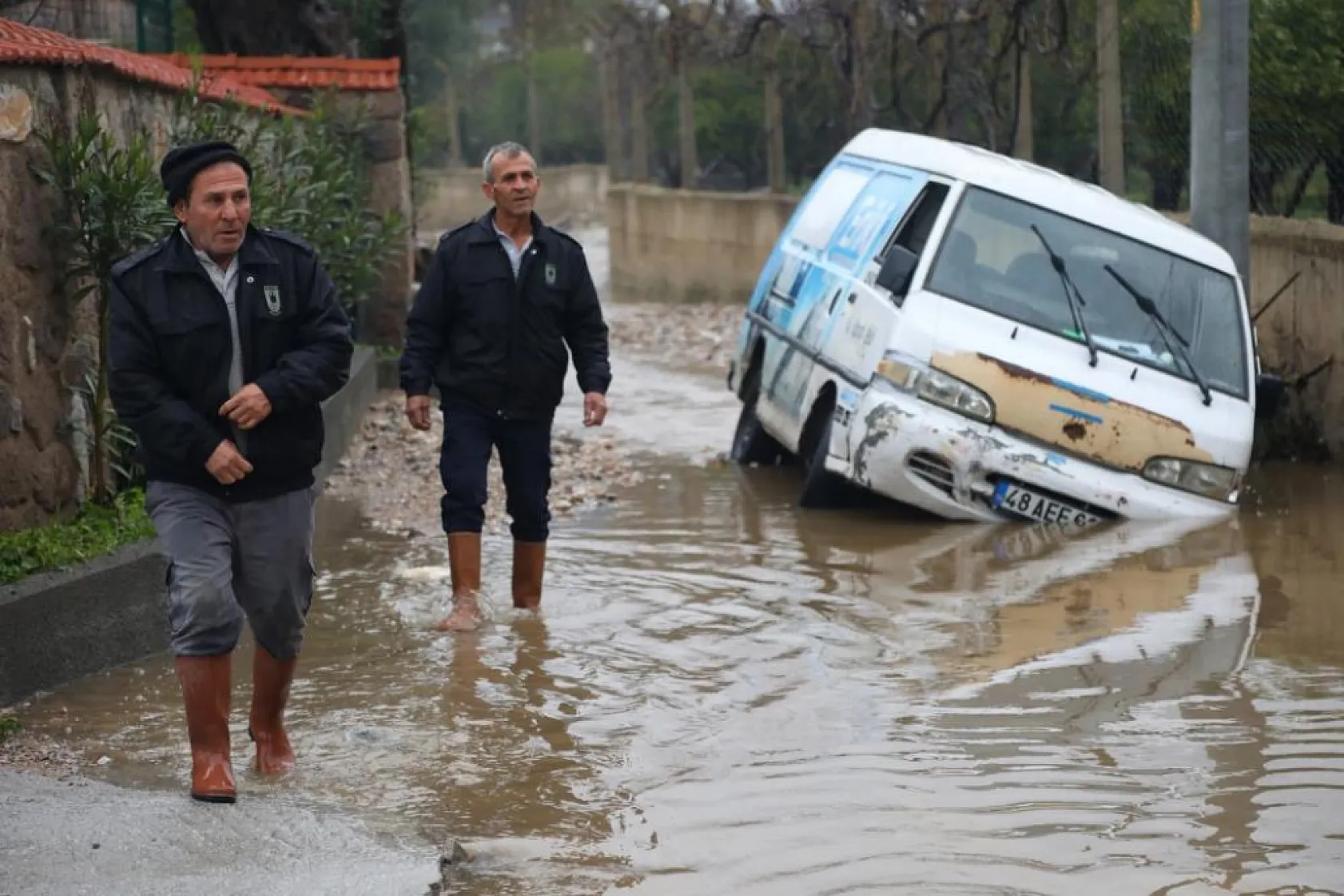 Bodrum'da dere yatağında mahsur kalan iki araç belediye ekipleri tarafından kurtarıldı