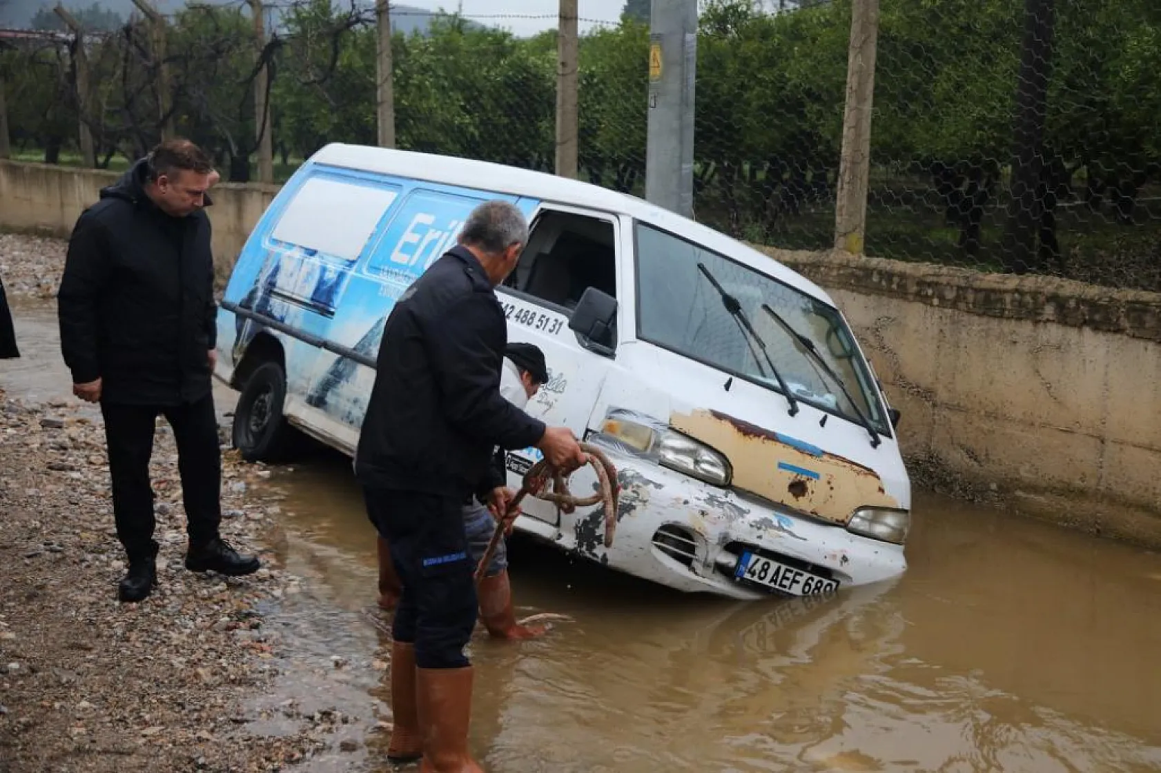 Bodrum'da dere yatağında mahsur kalan iki araç belediye ekipleri tarafından kurtarıldı