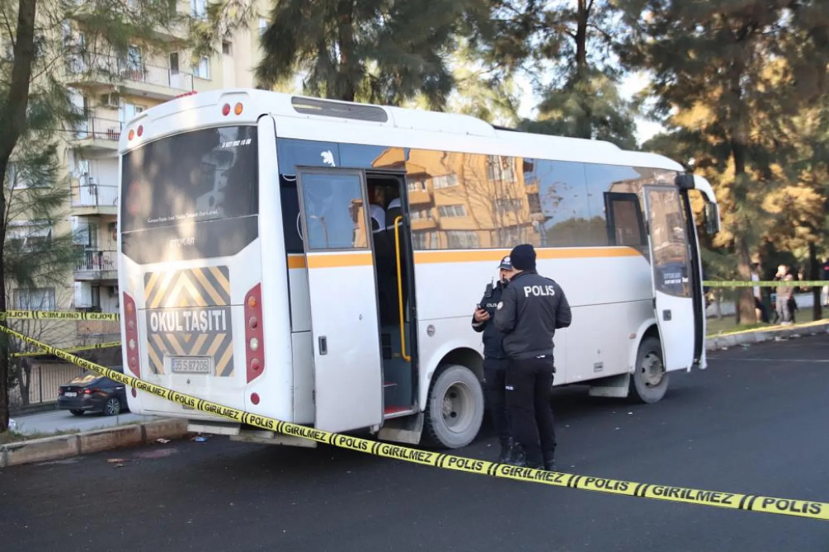 Öğrenci servisi park halindeki tıra çarptı: 1 ölü, 1 yaralı