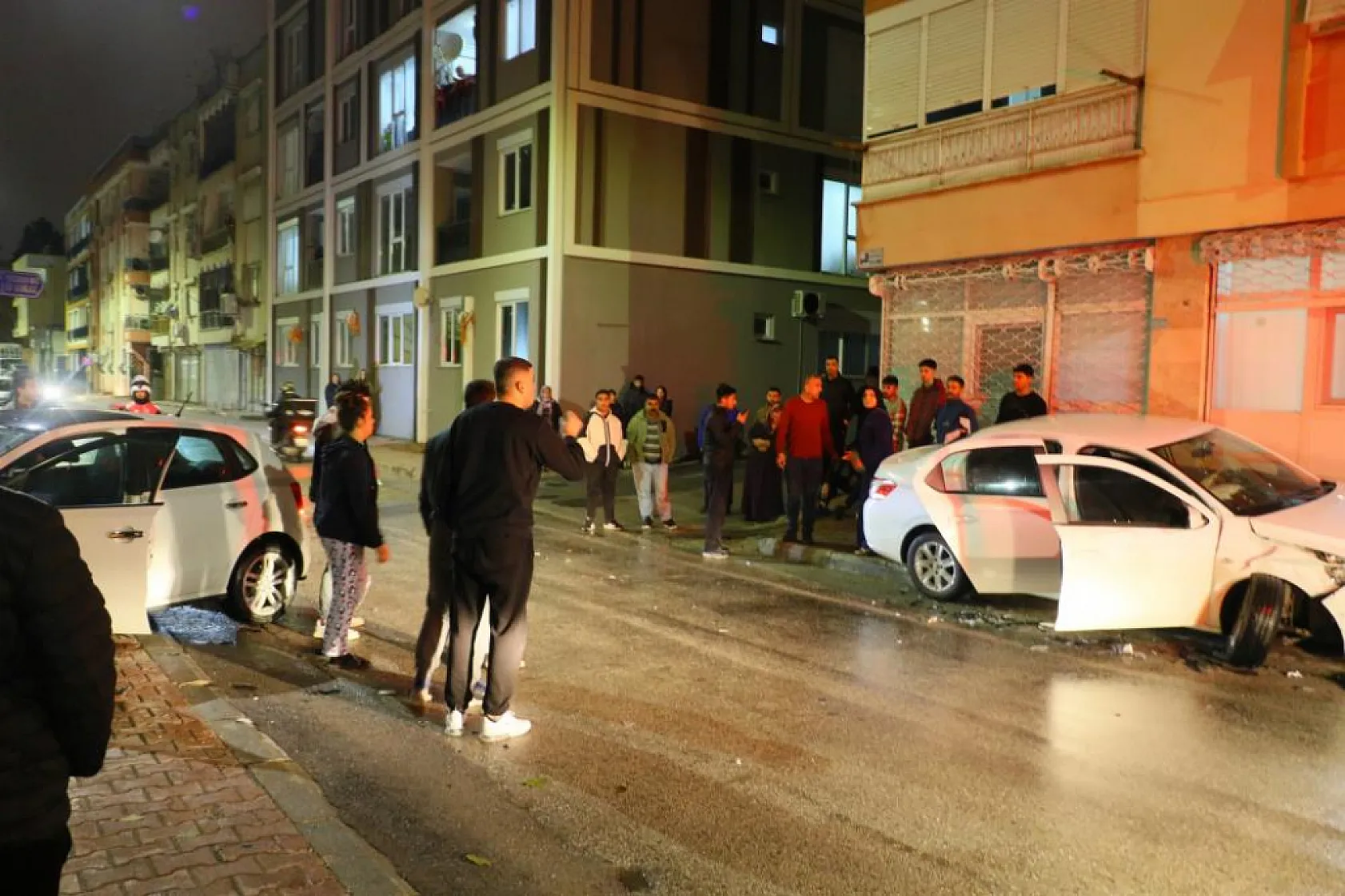 İki otomobil sokak keşiminde çarpıştı: 2 yaralı