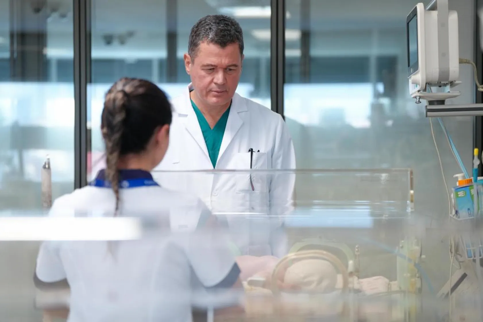 Anne karnından umuda: Bin gramlık bebek 3 ameliyatla hayata tutundu