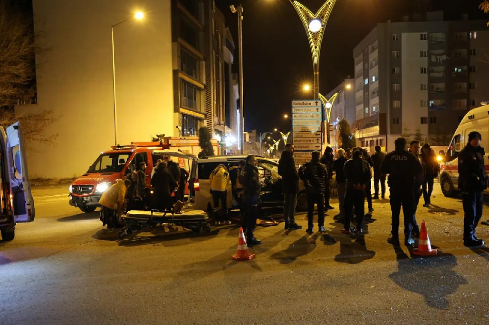 Otomobil ile hafif ticari araç çarpıştı: 9 yaralı