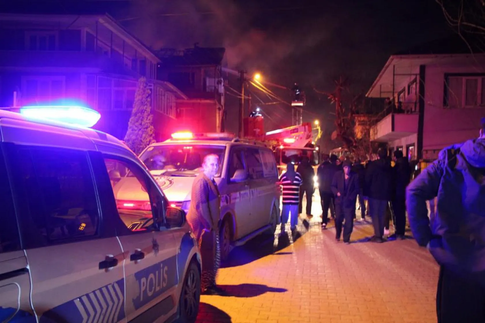Geceyi aydınlatan yangın: Mahalleli sokağa döküldü