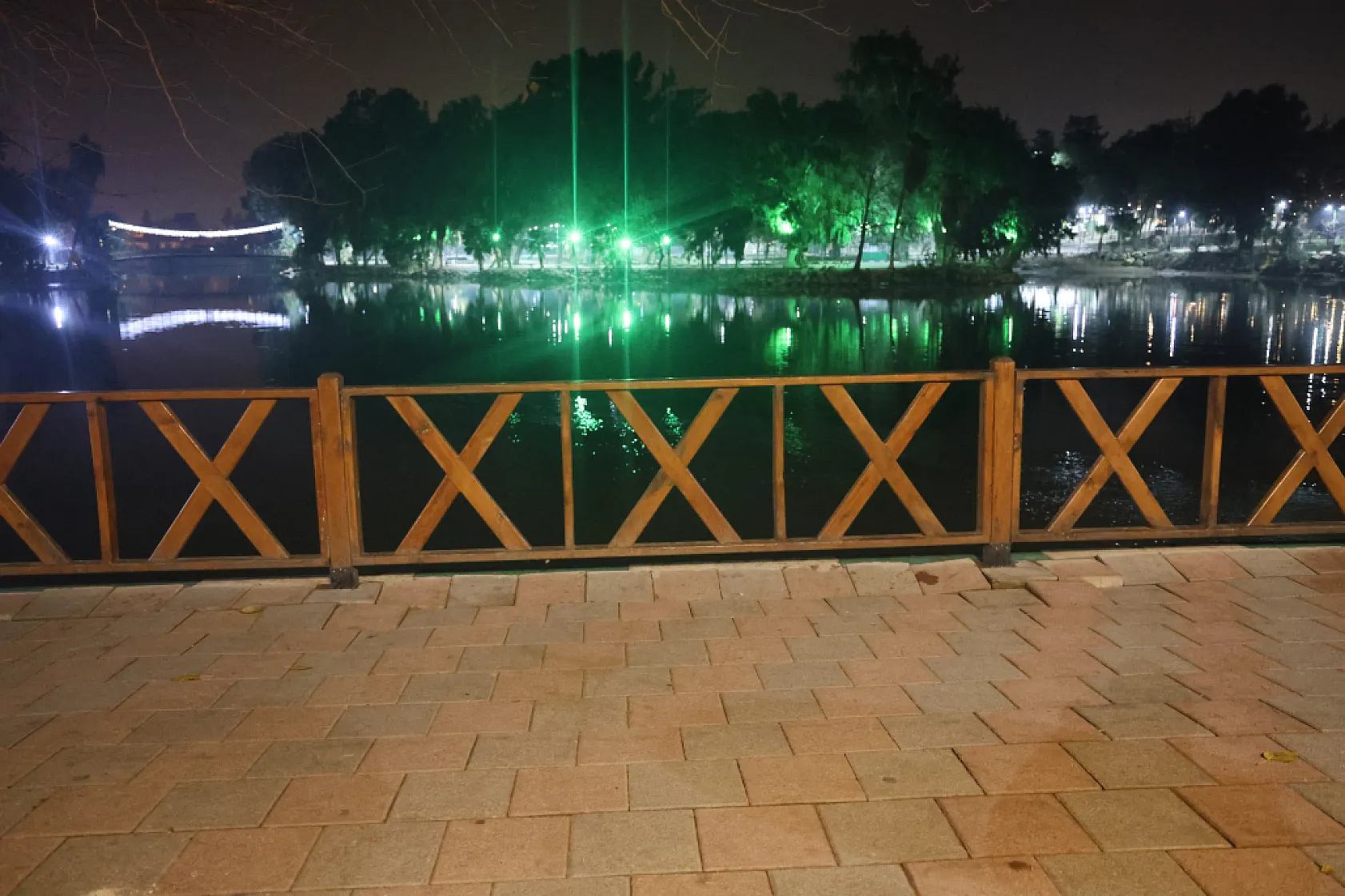 Fotoğraf için poz verirken göle düşen çocuğu babası kurtardı