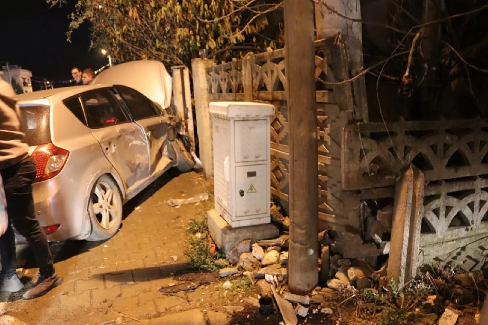 Kazaya sebebiyet verdi, olay yerinden kaçtı: 3 yaralı