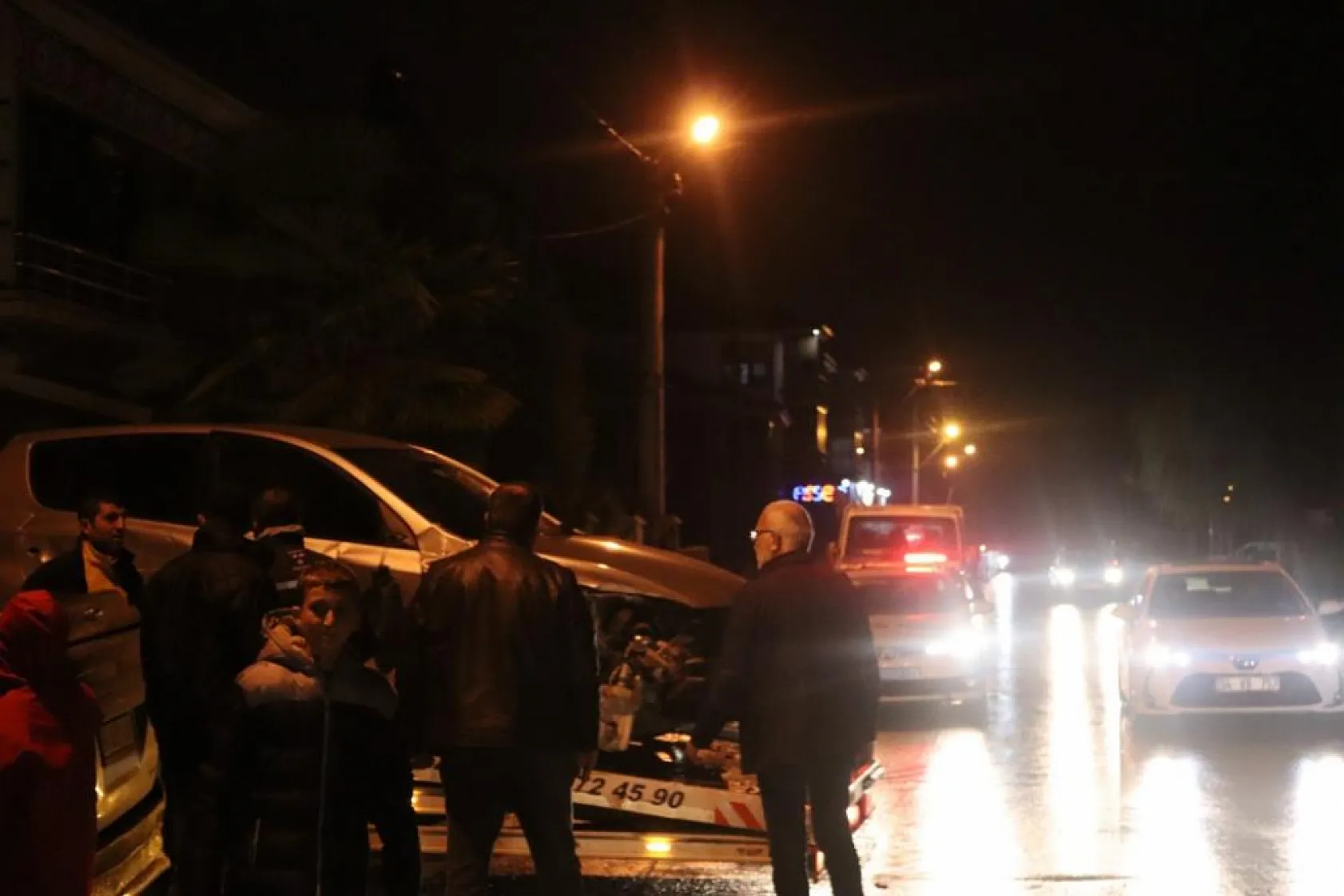 Kazaya sebebiyet verdi, olay yerinden kaçtı: 3 yaralı