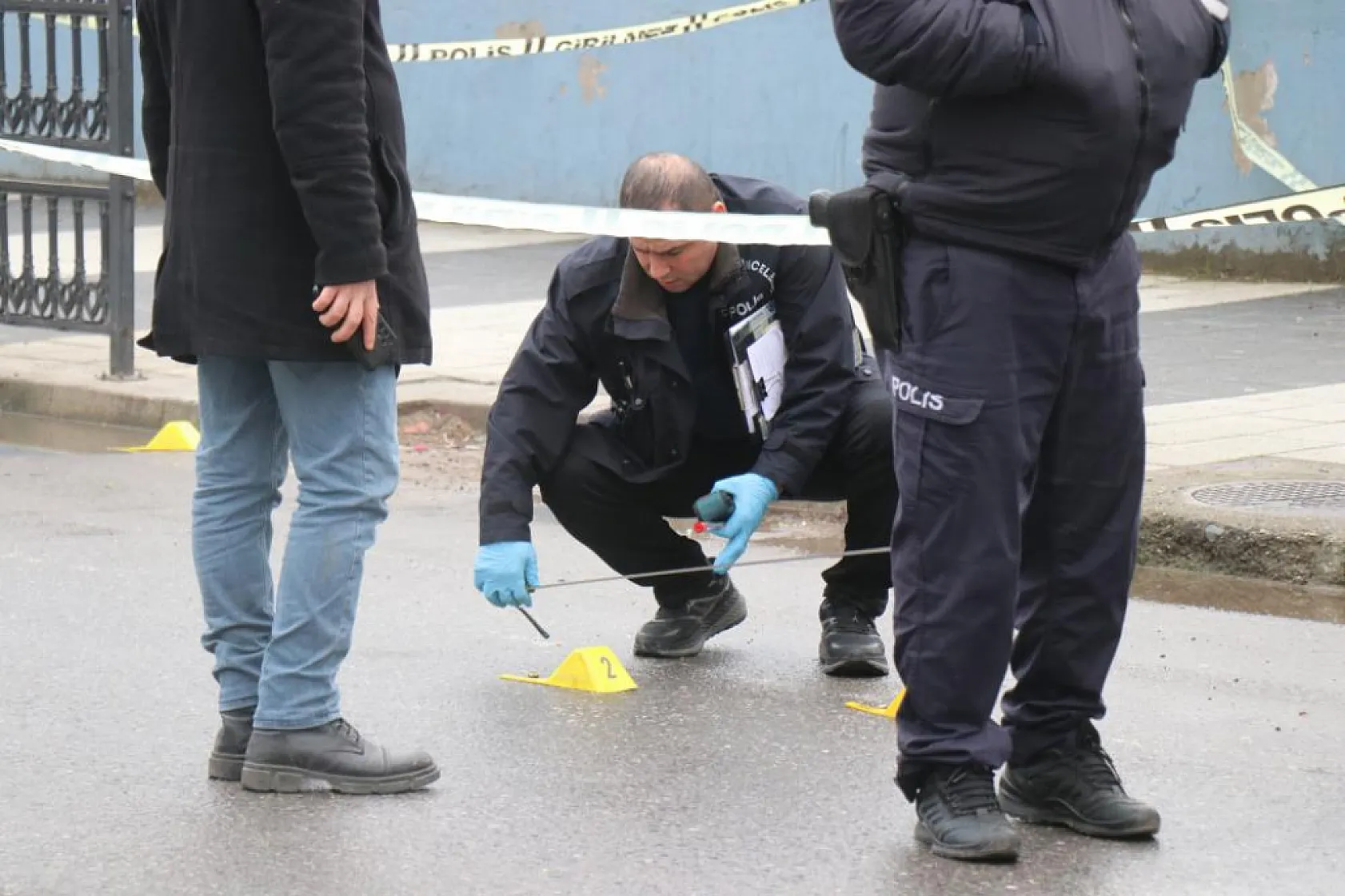 Şehrin göbeğinde silahlı saldırı: Kurşun yağdırıp olay yerinden kaçtı