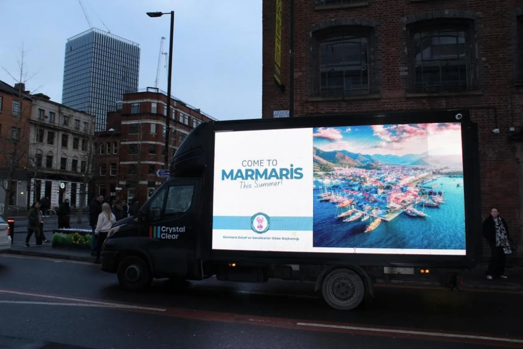 Manchester sokaklarında Marmaris tanıtımı İngilizlerin dikkatini çekti