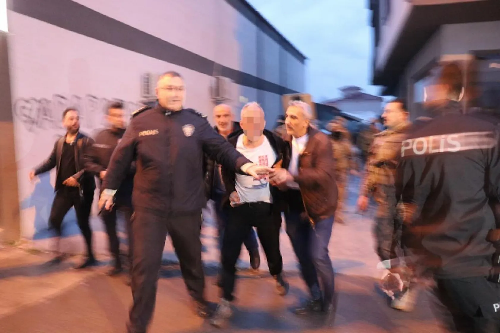 Vahşet: Eski polis, sevgilisini boğazından defalarca bıçakladı