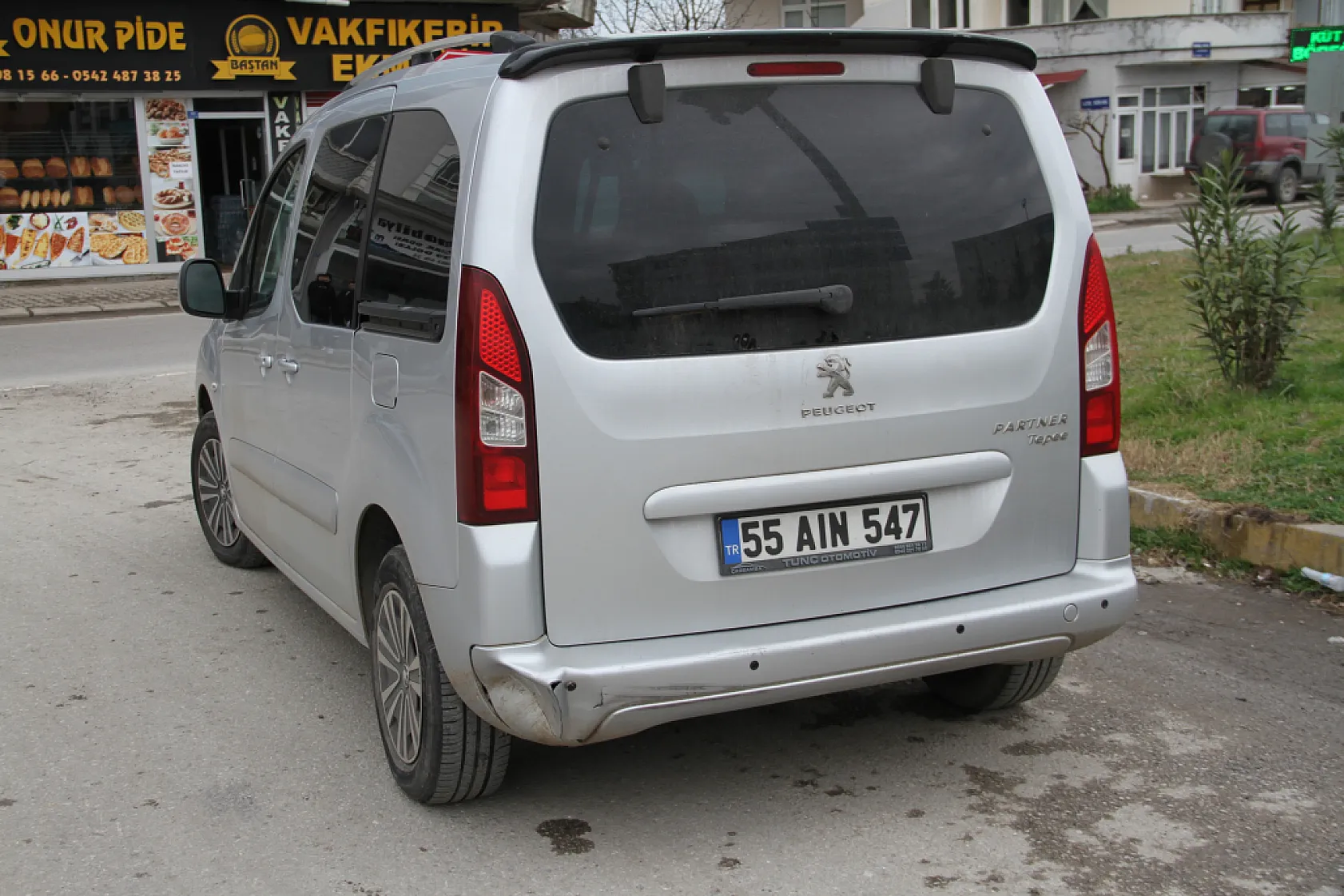 Motosiklet hafif ticari araca çarptı: 1 ölü