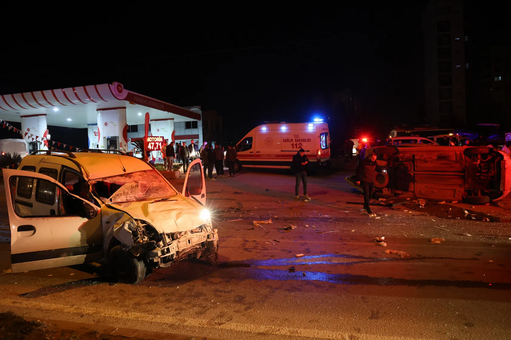 Feci kaza... Ters yöne girdi, karşıdan gelen araçla çarpıştı: 1 ölü, 2 yaralı