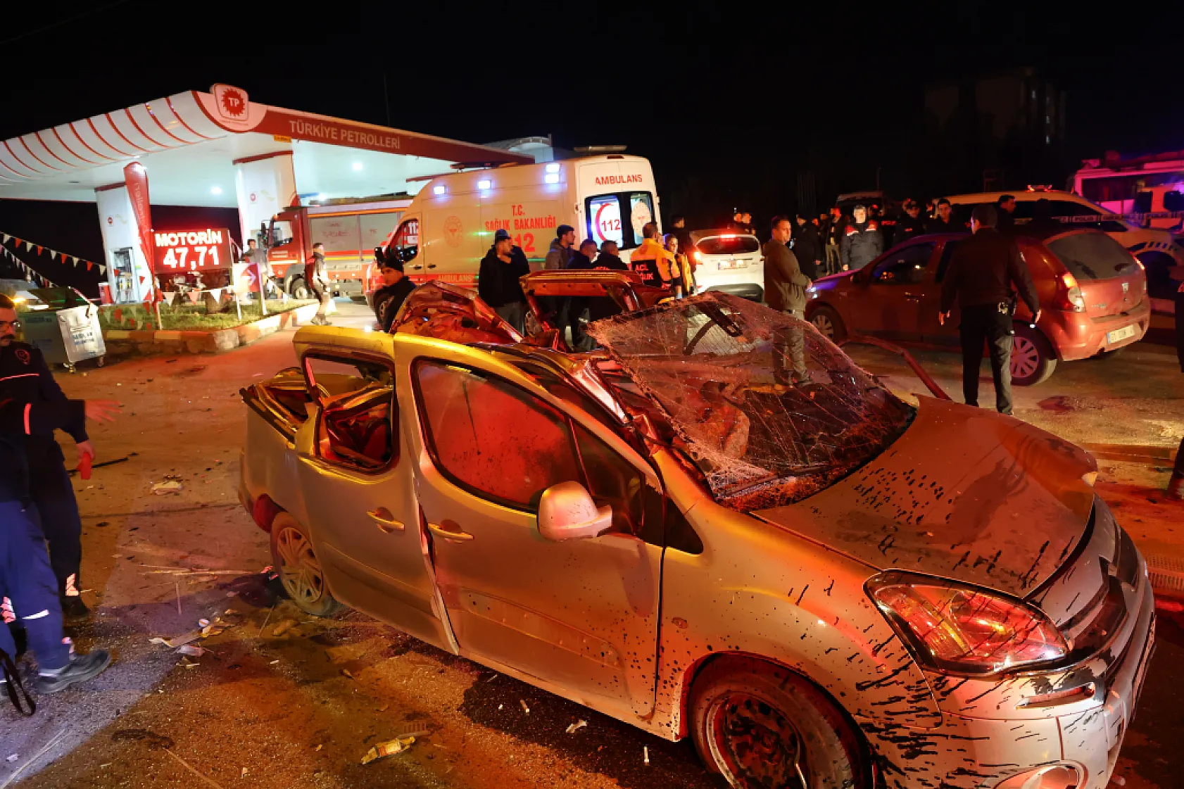 Feci kaza... Ters yöne girdi, karşıdan gelen araçla çarpıştı: 1 ölü, 2 yaralı