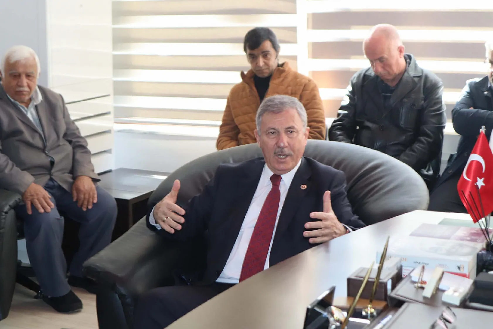 Milletvekili Özdağ gazeteciyi azarladı: 'Siz gazeteci misiniz'