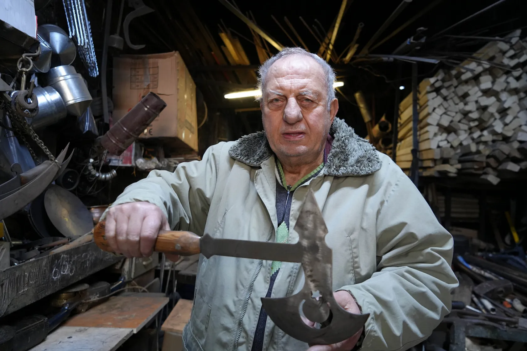 Papazlar demircideki 'Meryem Ana' figürlü tarihi kapının peşinde