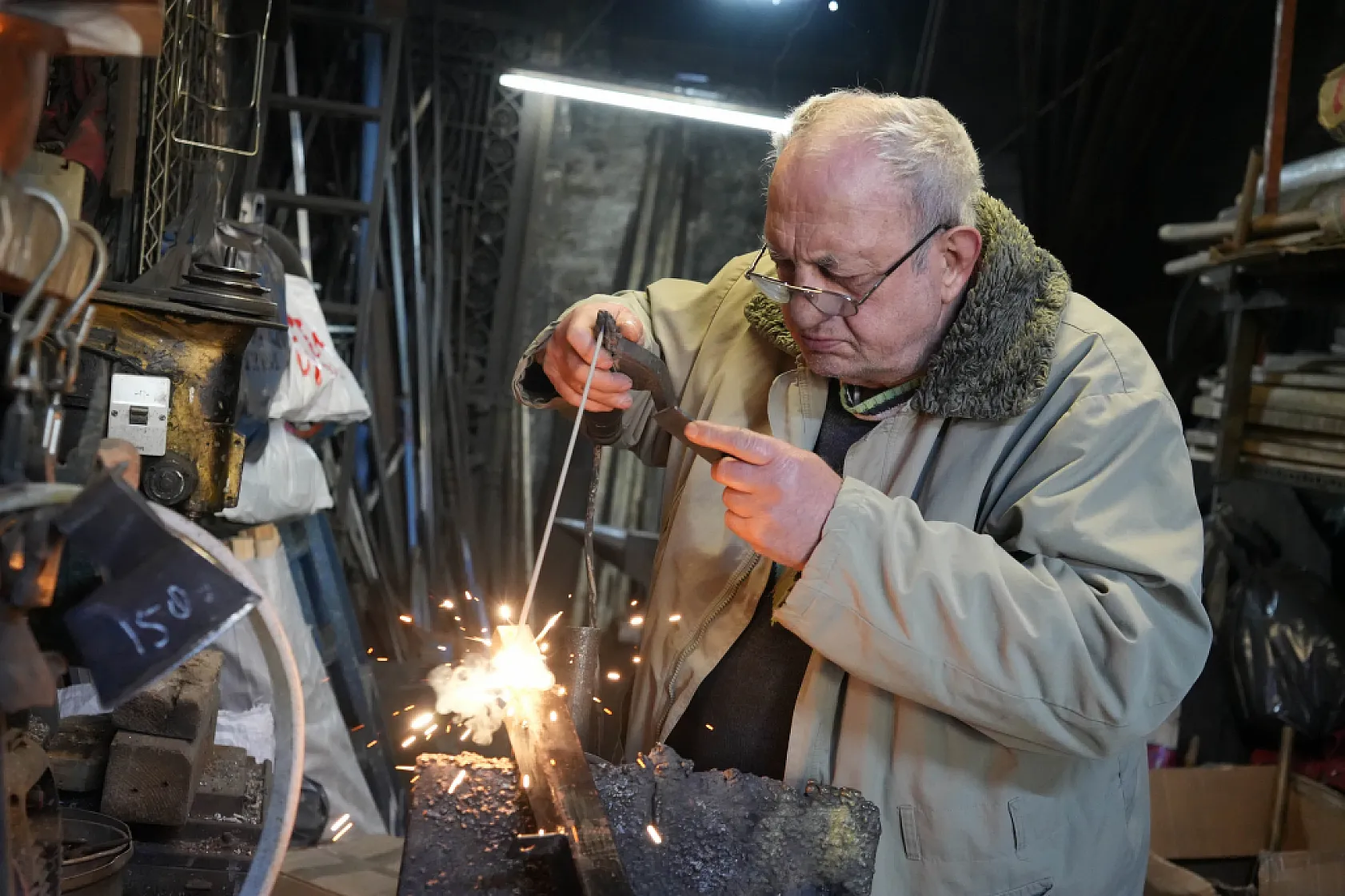 Papazlar demircideki 'Meryem Ana' figürlü tarihi kapının peşinde