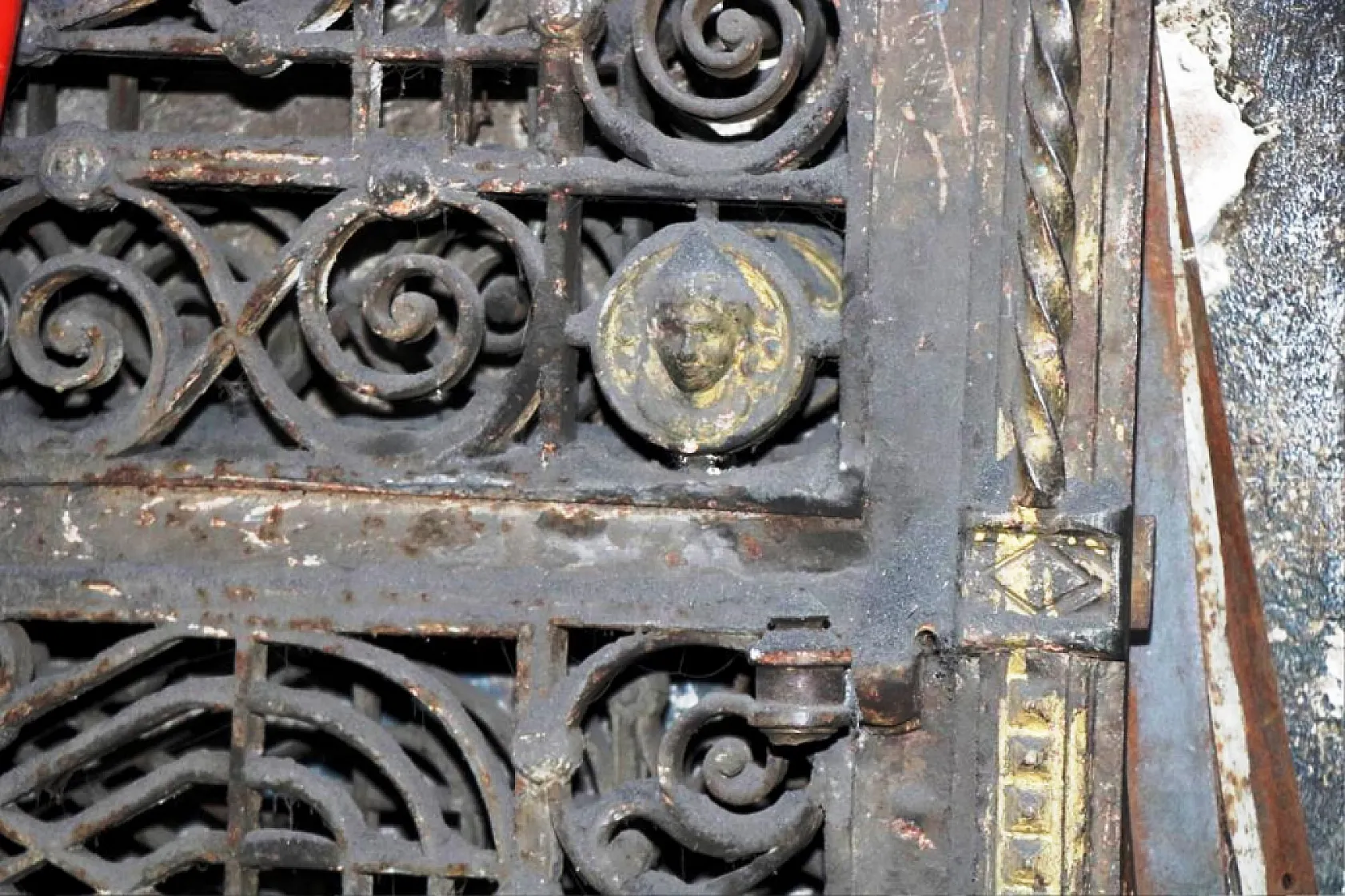 Papazlar demircideki 'Meryem Ana' figürlü tarihi kapının peşinde