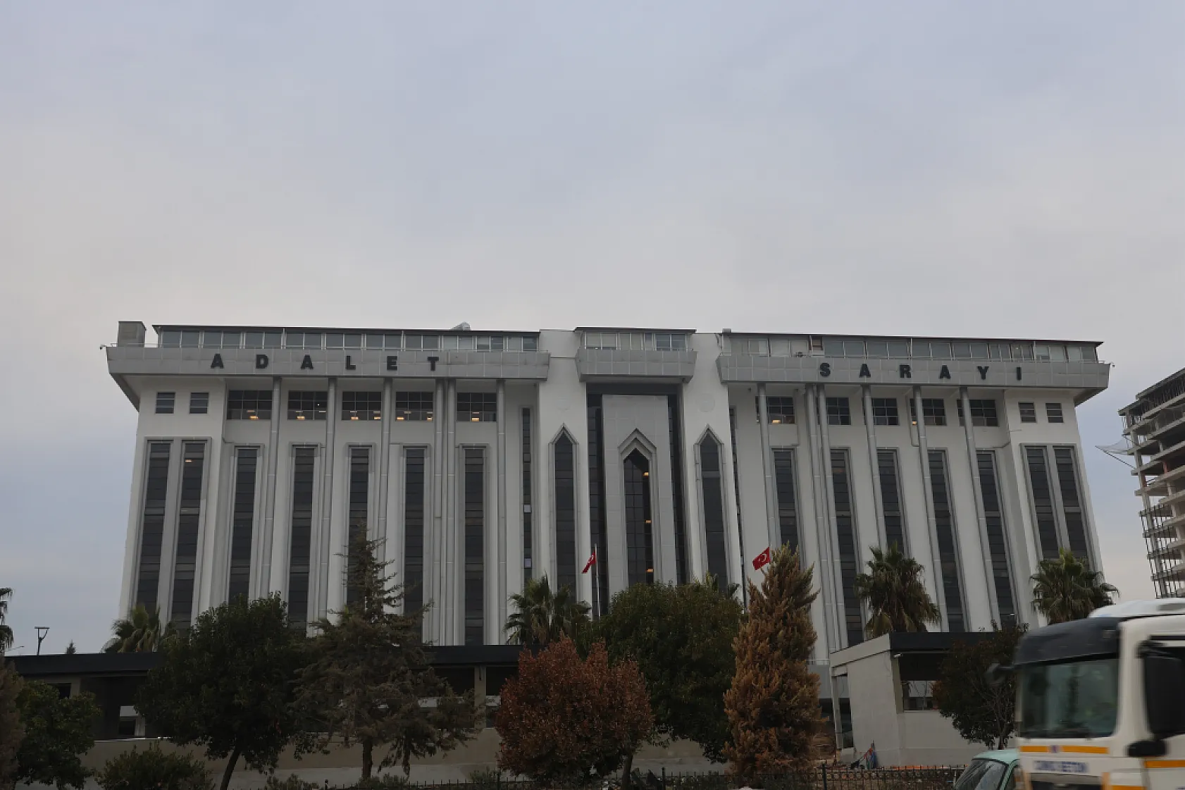 Havalimanında yakalanan Rönesas Rezidans'ın müteahhidi: 'Kalacak yerim olmadığı için Karadağ'a kardeşimin yanına gitme kararı aldım, kaçmadım'