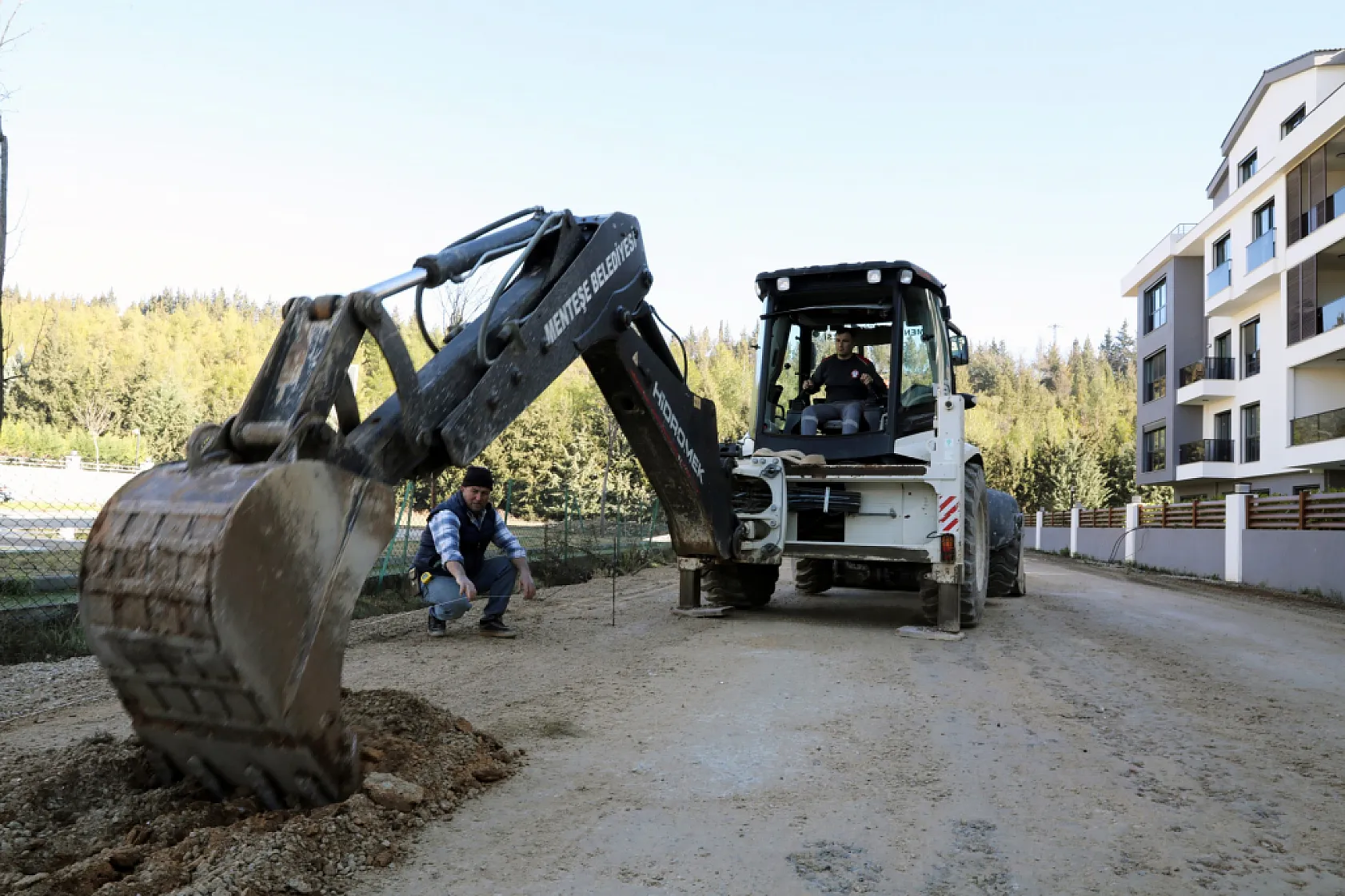 Menteşe'de yol yapım çalışmaları sürüyor