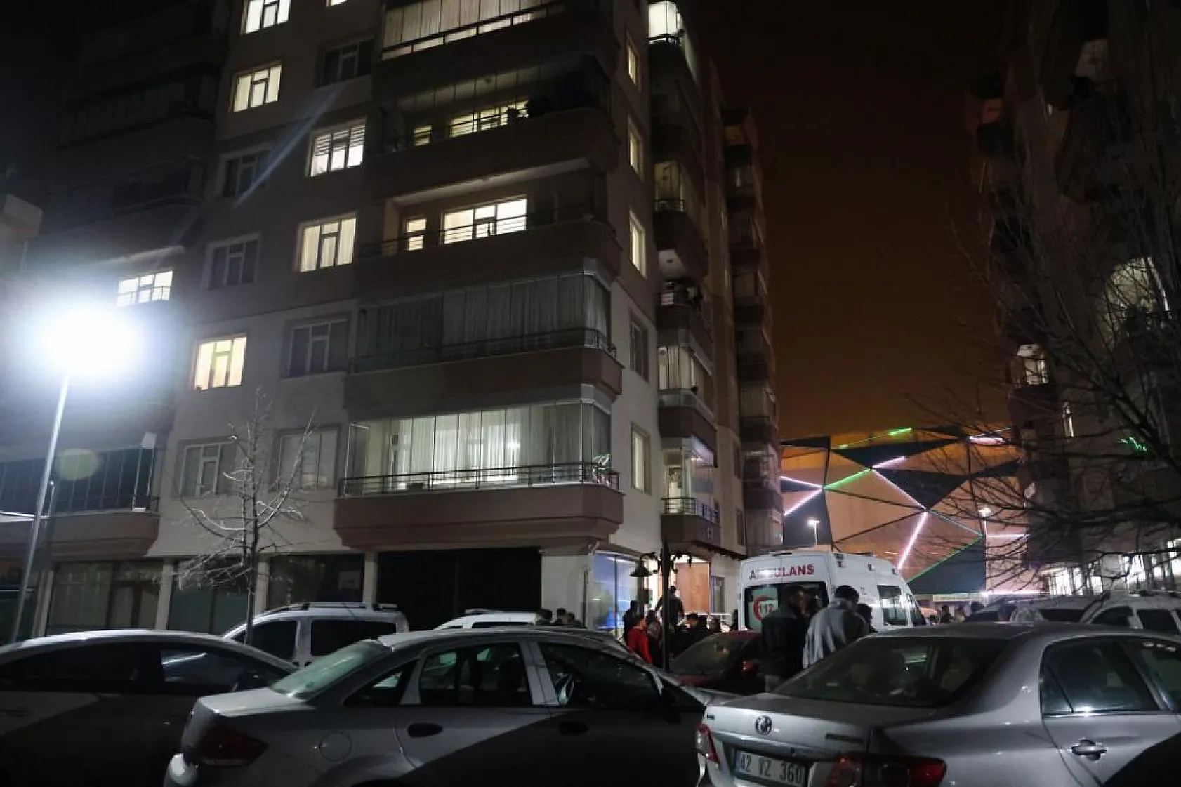 28 yaşındaki genç, annesi babası ve kardeşini silahla vurup intihar etti