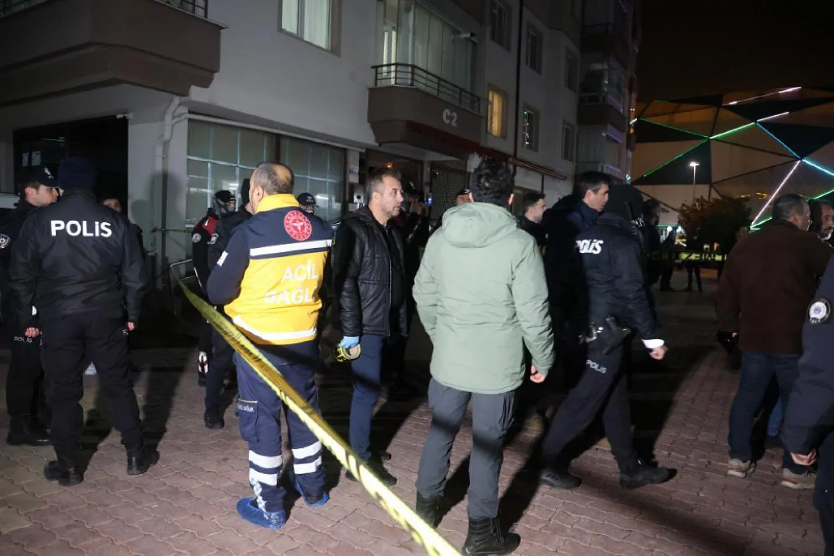 28 yaşındaki genç, annesi babası ve kardeşini silahla vurup intihar etti