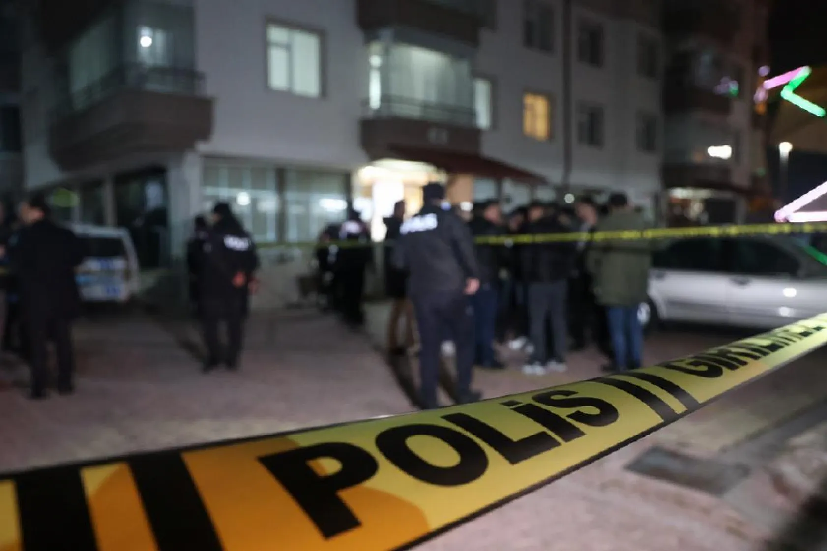 28 yaşındaki genç, annesi babası ve kardeşini silahla vurup intihar etti