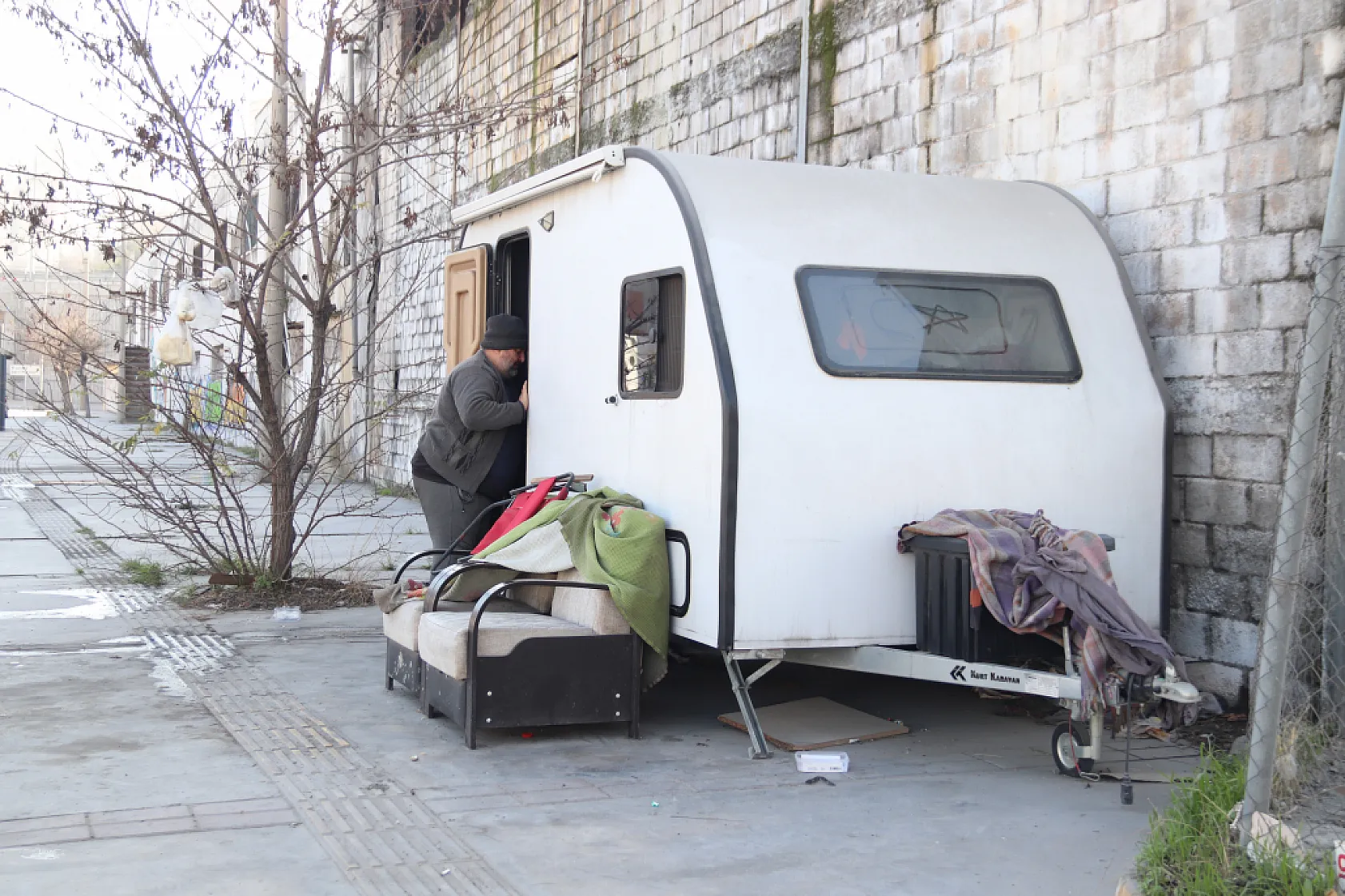 Babasının evi sattığını 5 ay sonra öğrendi