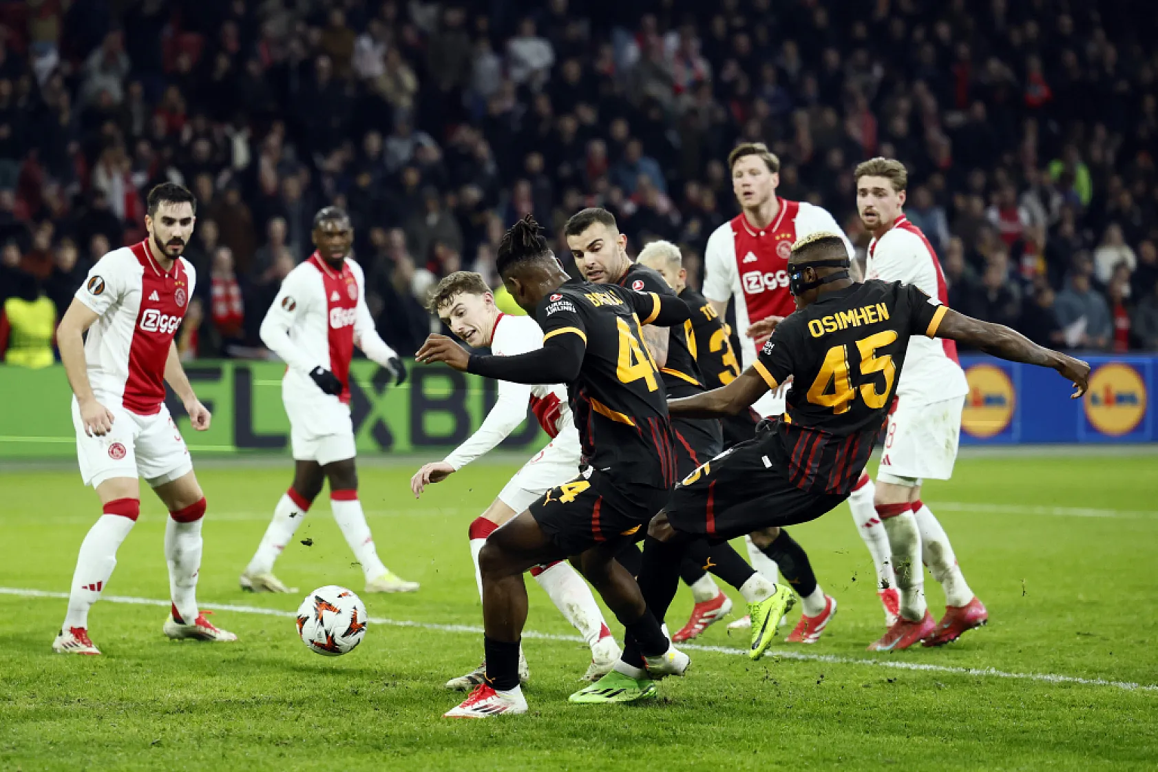 UEFA Avrupa Ligi'nde Galatasaray ve Fenerbahçe devam ederken, Beşiktaş veda etti
