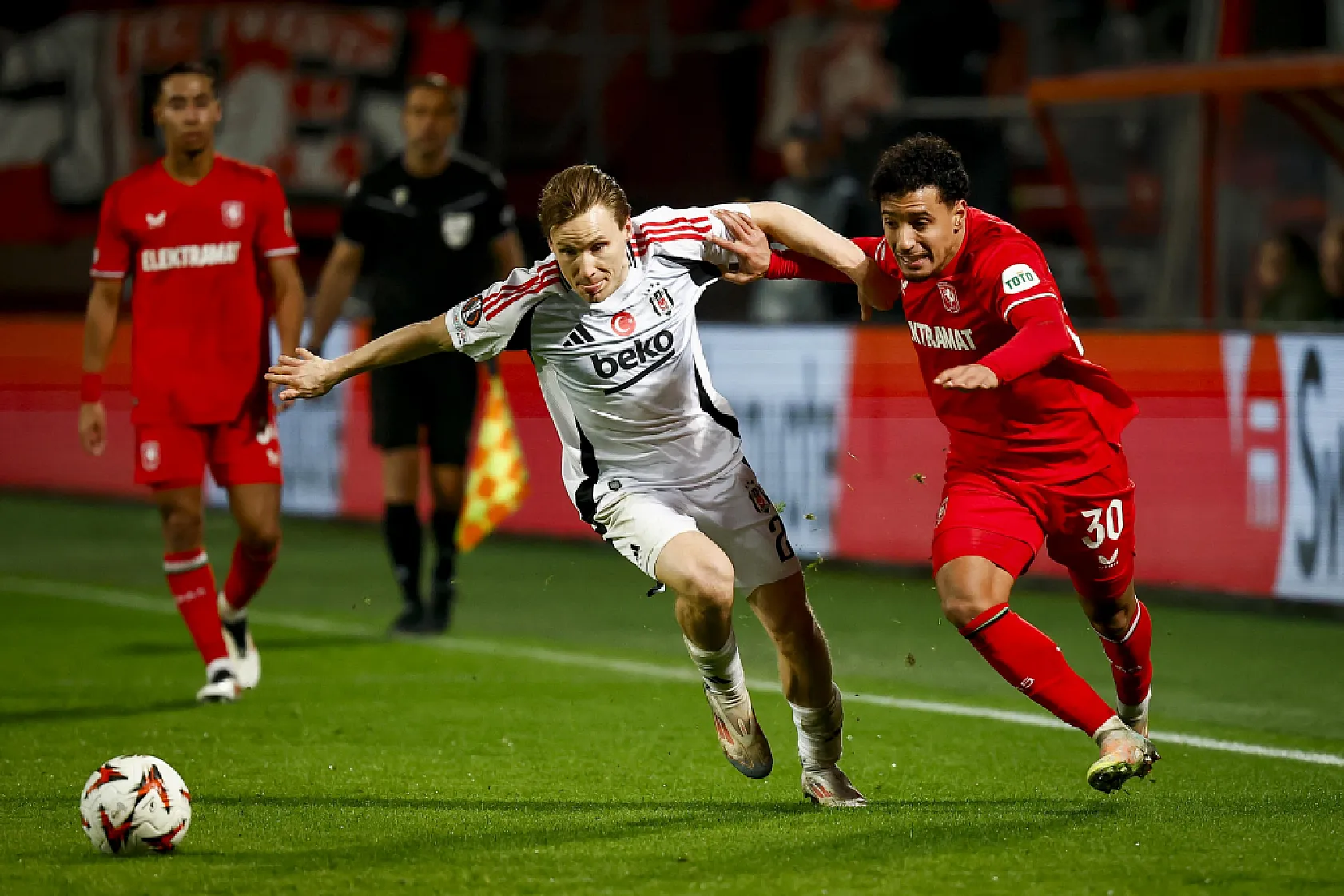 UEFA Avrupa Ligi'nde Galatasaray ve Fenerbahçe devam ederken, Beşiktaş veda etti