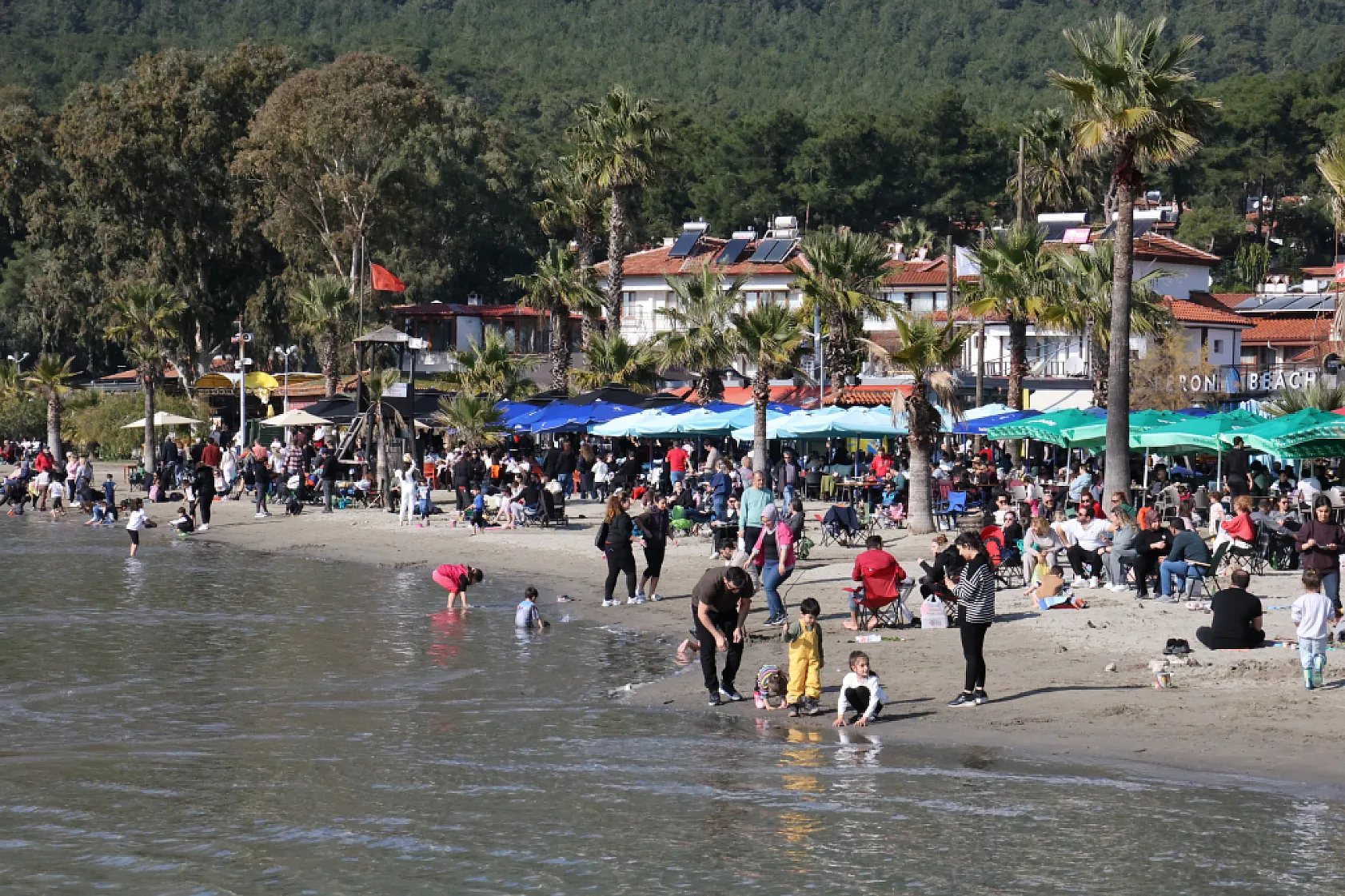 Akyaka'da yazdan kalma gün yaşandı, sahiller doldu taştı
