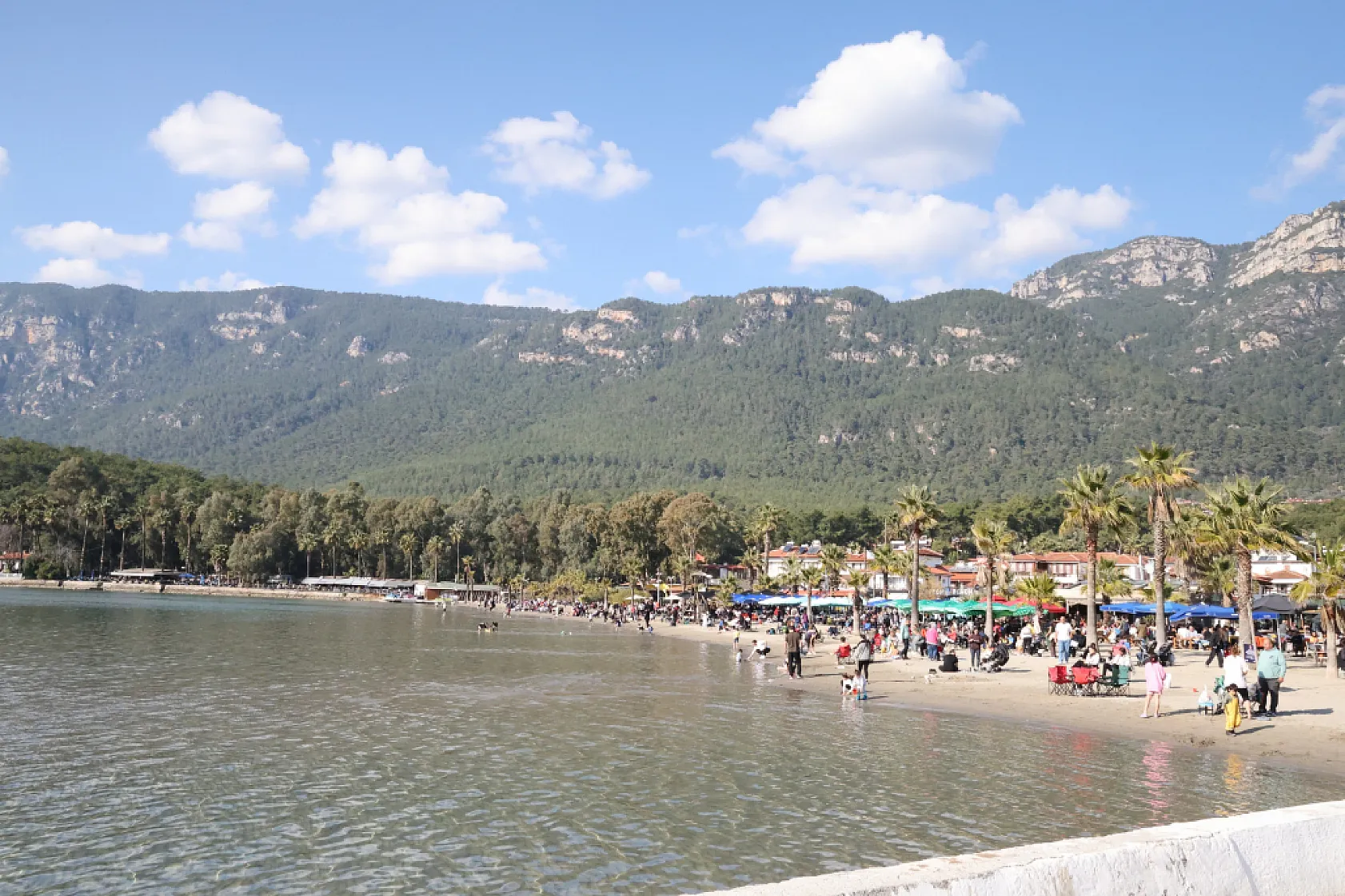 Akyaka'da yazdan kalma gün yaşandı, sahiller doldu taştı