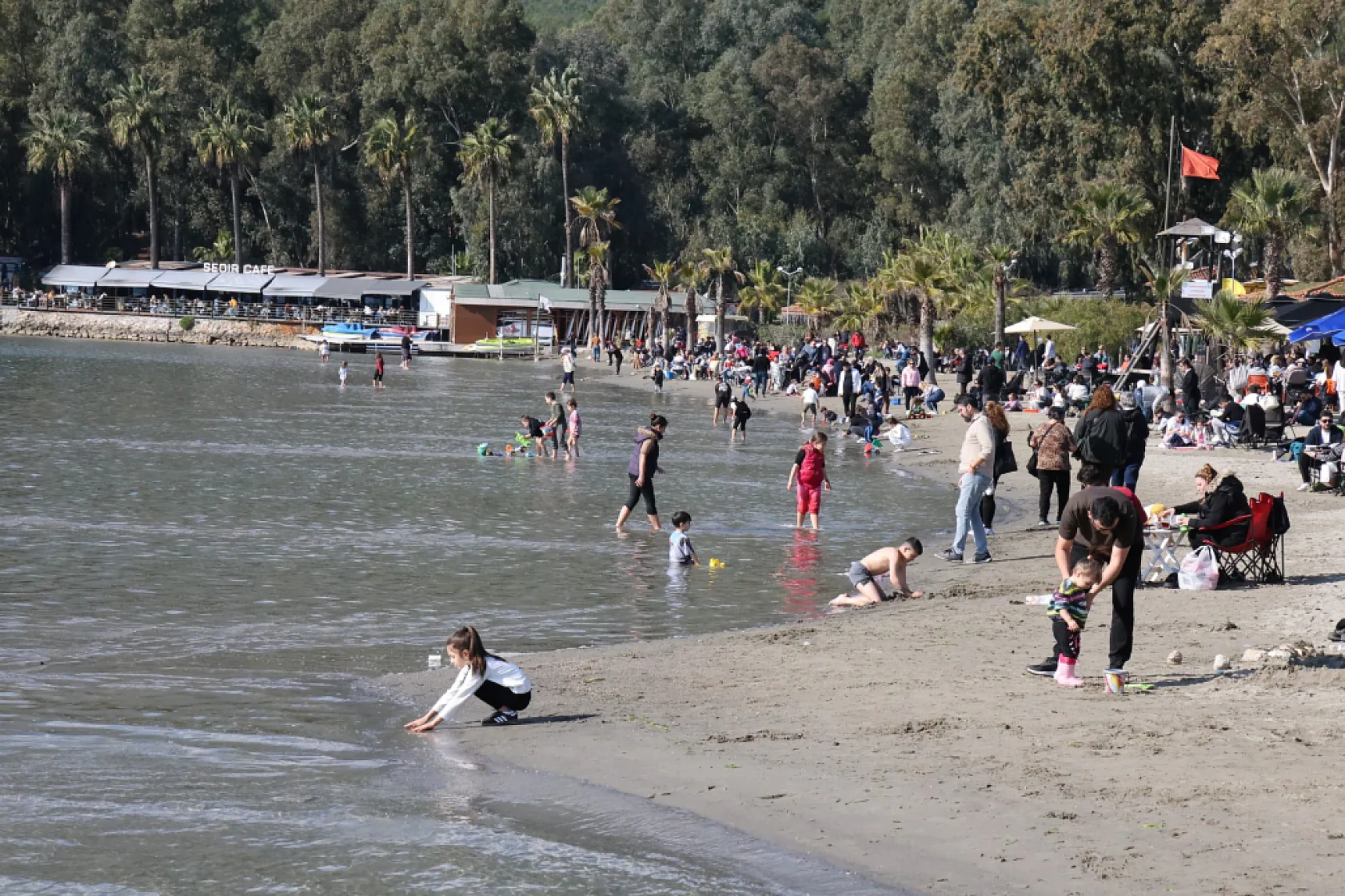 Akyaka'da yazdan kalma gün yaşandı, sahiller doldu taştı