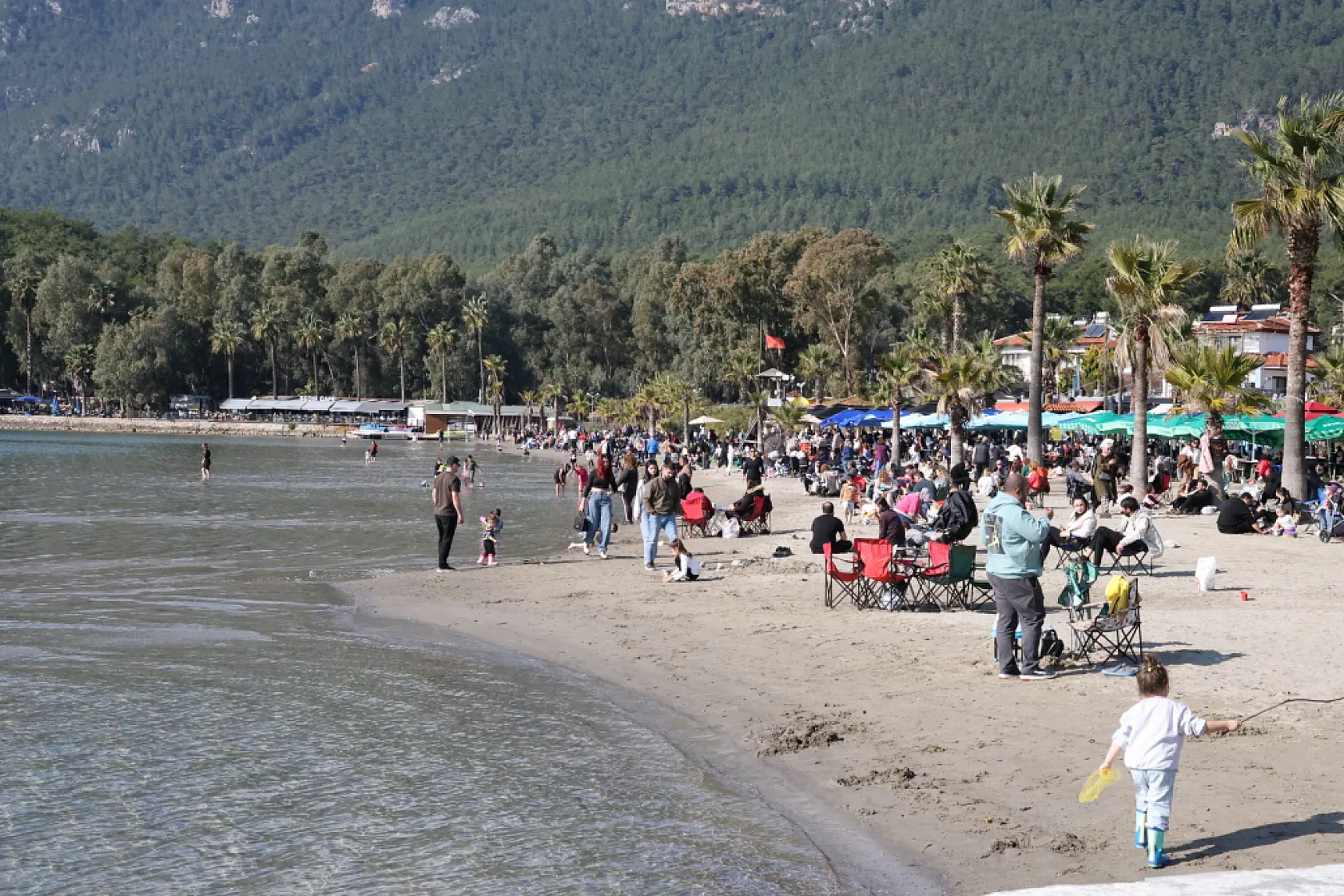 Akyaka'da yazdan kalma gün yaşandı, sahiller doldu taştı